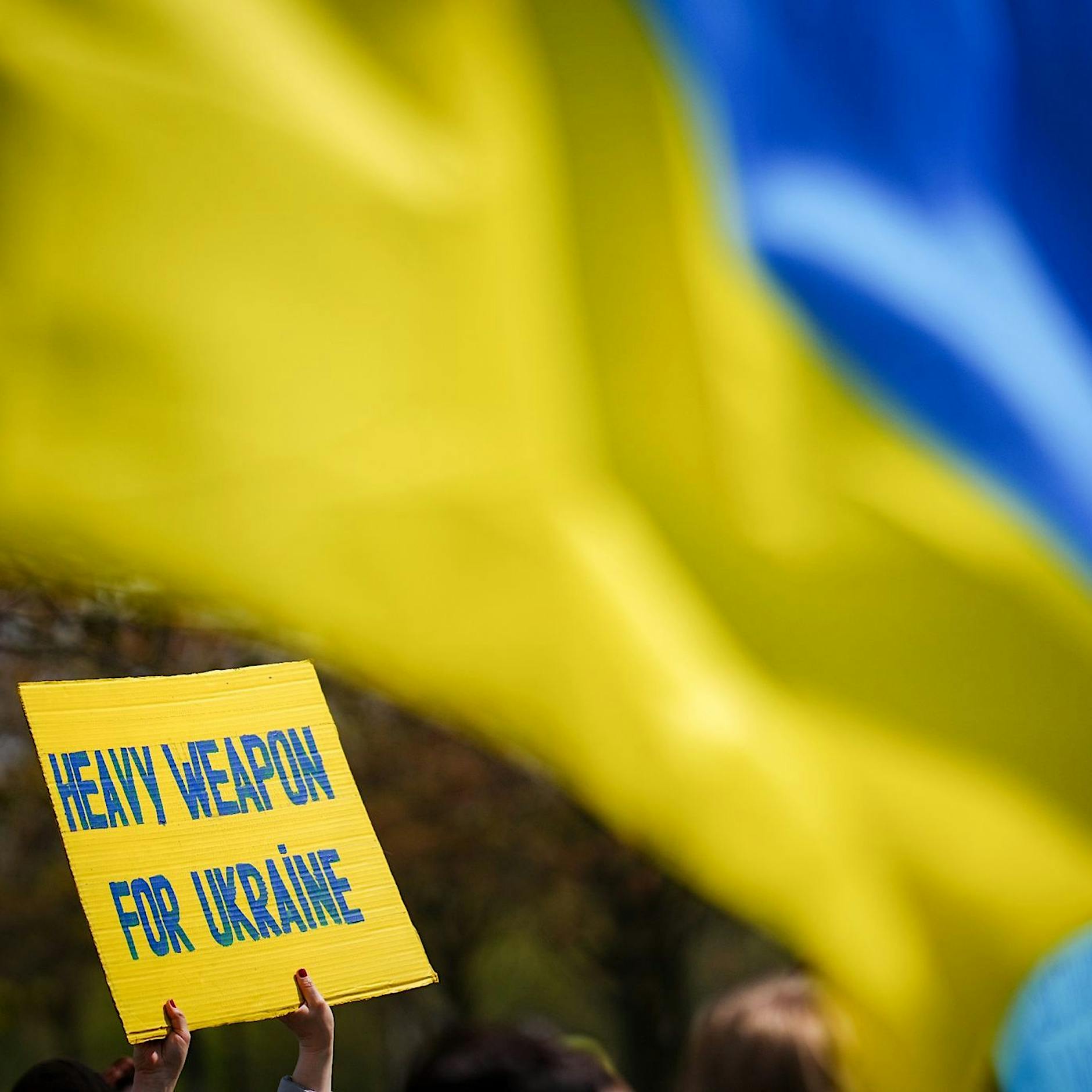 Ukraine: Bundestag stimmt für Lieferung schwerer Waffen