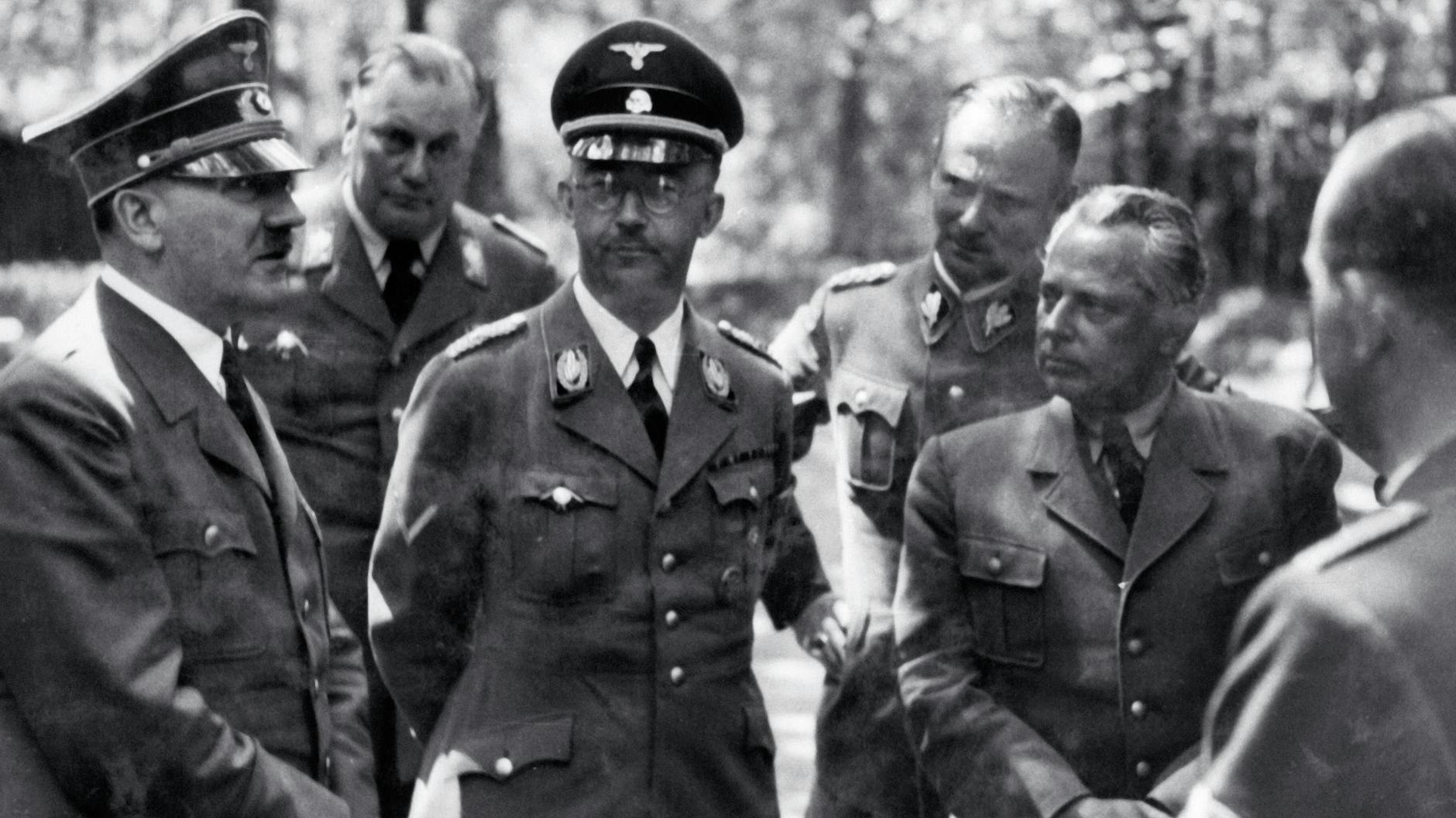 Adolf Hitler (links) und Heinrich Himmler (rechts daneben) bei einem Treffen 1939