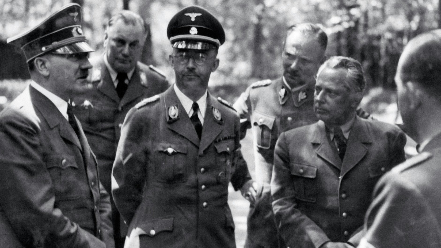 Adolf Hitler (links) und Heinrich Himmler (rechts daneben) bei einem Treffen 1939