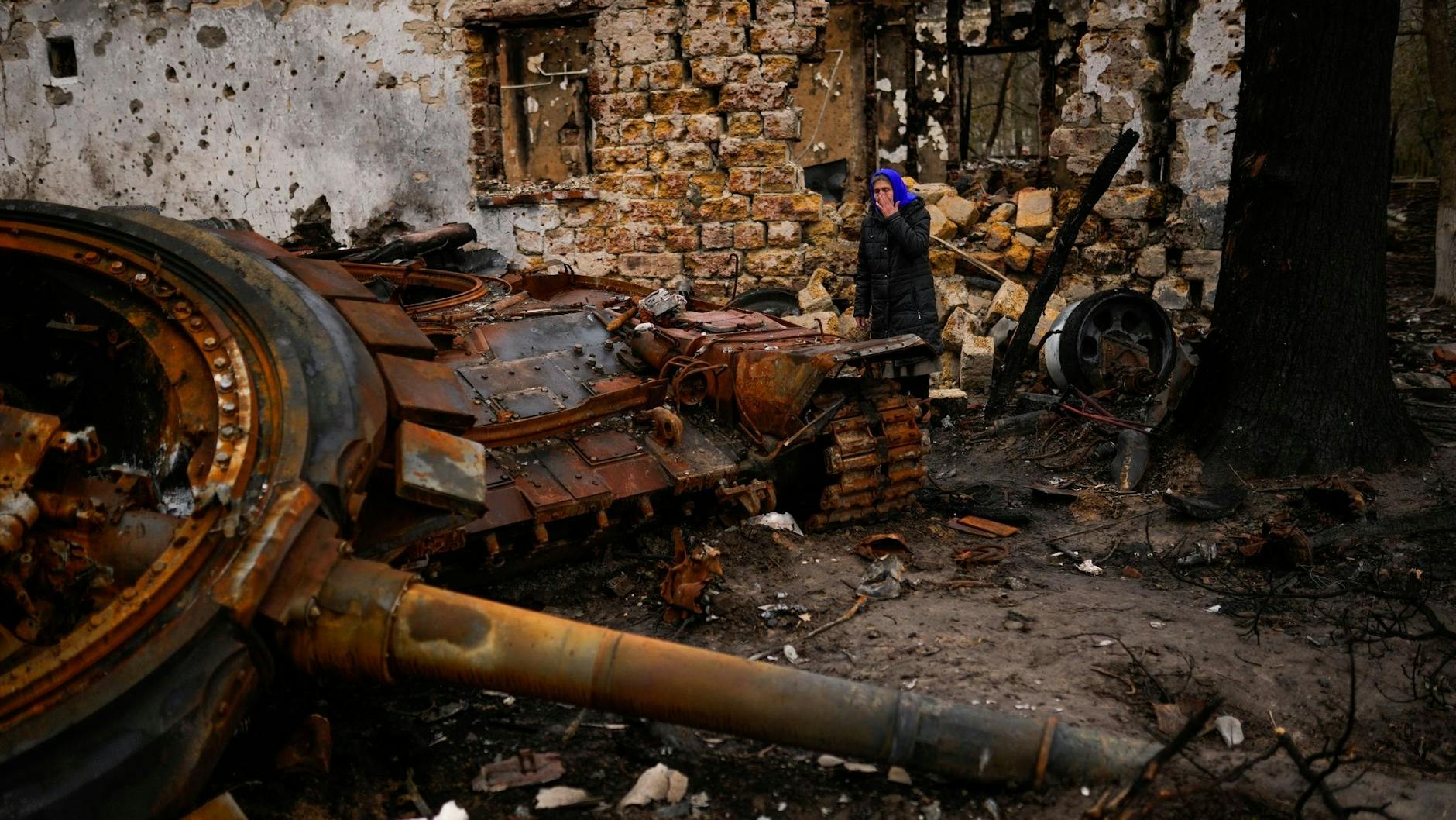 Valentyna Sherba vor den Ruinen des Hauses ihres Vaters in Tschernihiw.