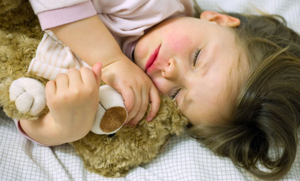 Rätselhafte Hepatitis-Fälle bei Kindern: Worauf Eltern jetzt achten sollten