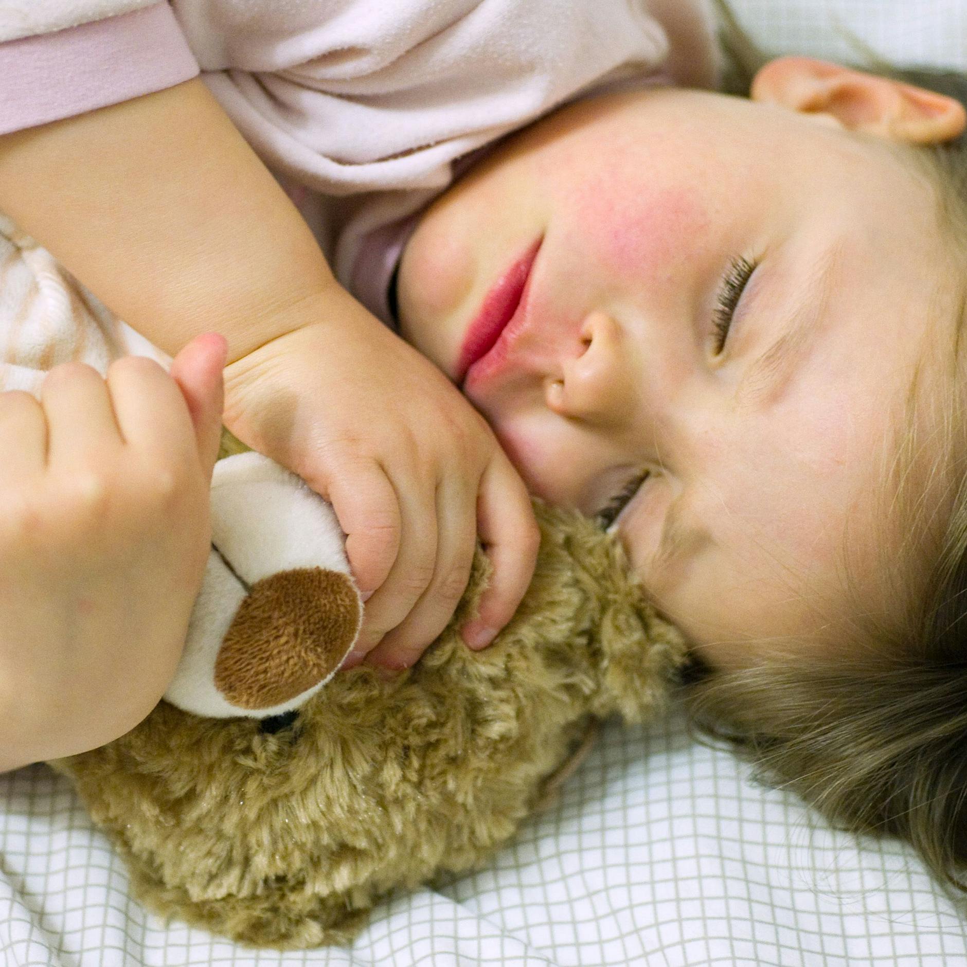 Rätselhafte Hepatitis-Fälle bei Kindern: Worauf Eltern jetzt achten sollten