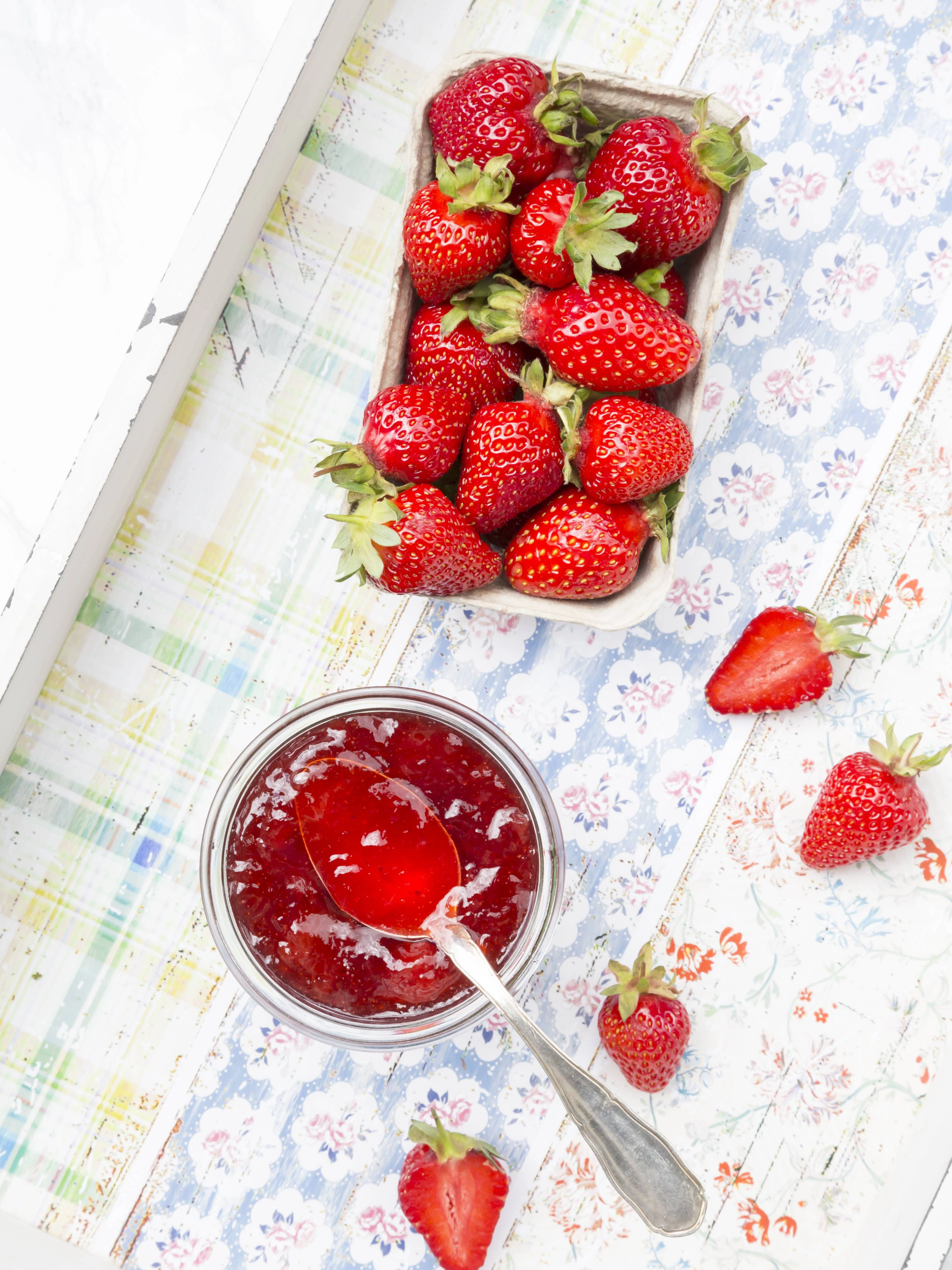 Mit ein paar einfachen Kniffen wird aus den saftigen Erdbeeren eine leckere Erdbeermarmelade.
