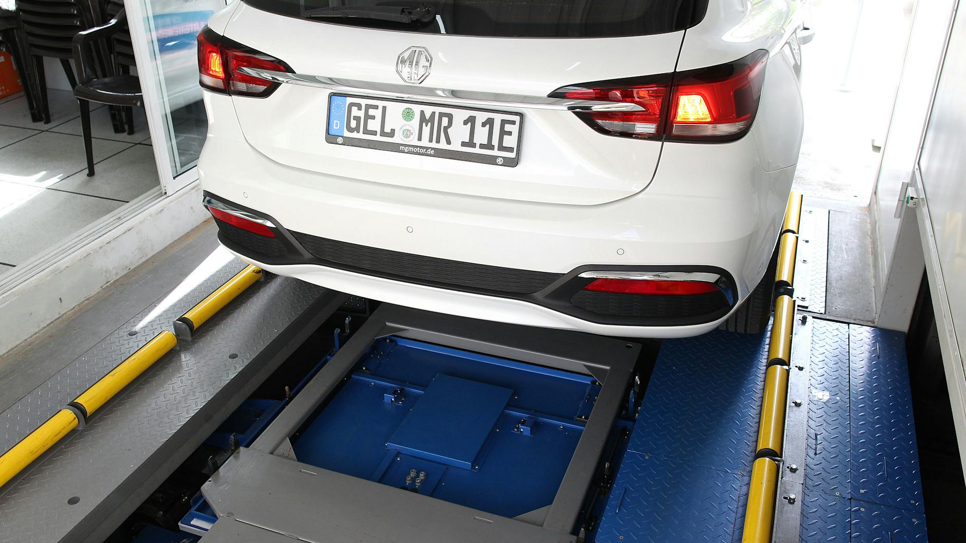 Gleich geht’s los. Der MG 5 Battery Swap ist in die Batteriewechselstation des Berliner Unternehmens Infradianba am Westhafen eingefahren. Gleich tauscht Robotertechnik den rund 350 Kilo schweren Akku aus.