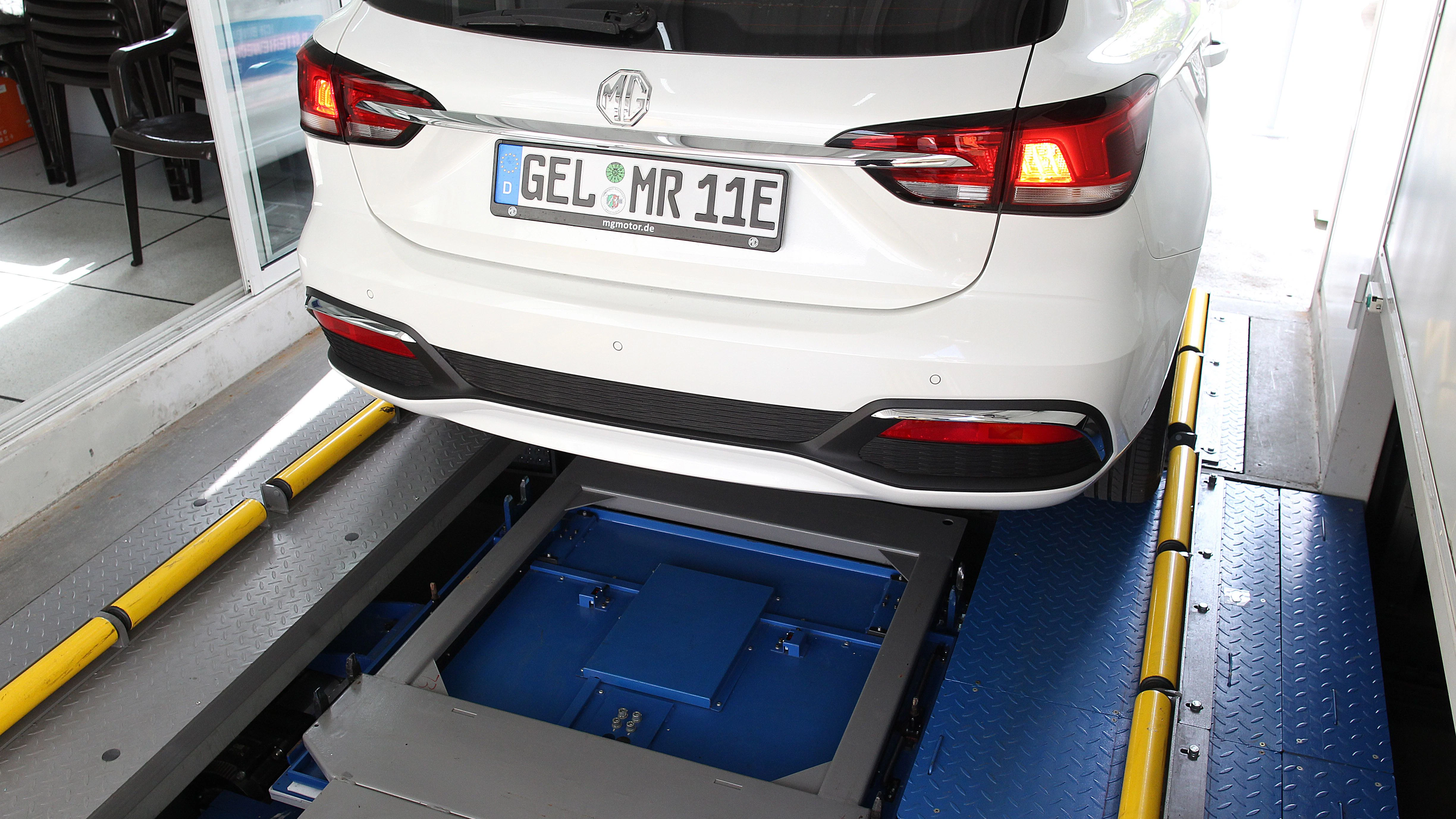 Gleich geht’s los. Der MG 5 Battery Swap ist in die Batteriewechselstation des Berliner Unternehmens Infradianba am Westhafen eingefahren. Gleich tauscht Robotertechnik den rund 350 Kilo schweren Akku aus.