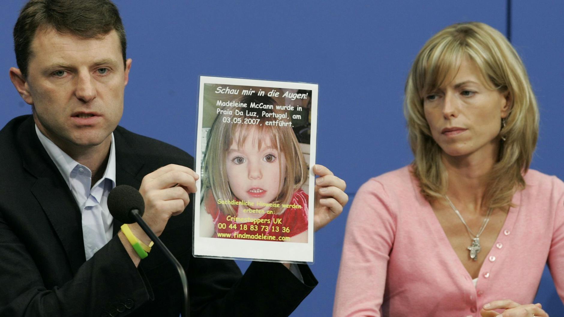 Maddies Eltern Kate und Gerry McCann auf einer Pressekonferenz in Deutschland. 
