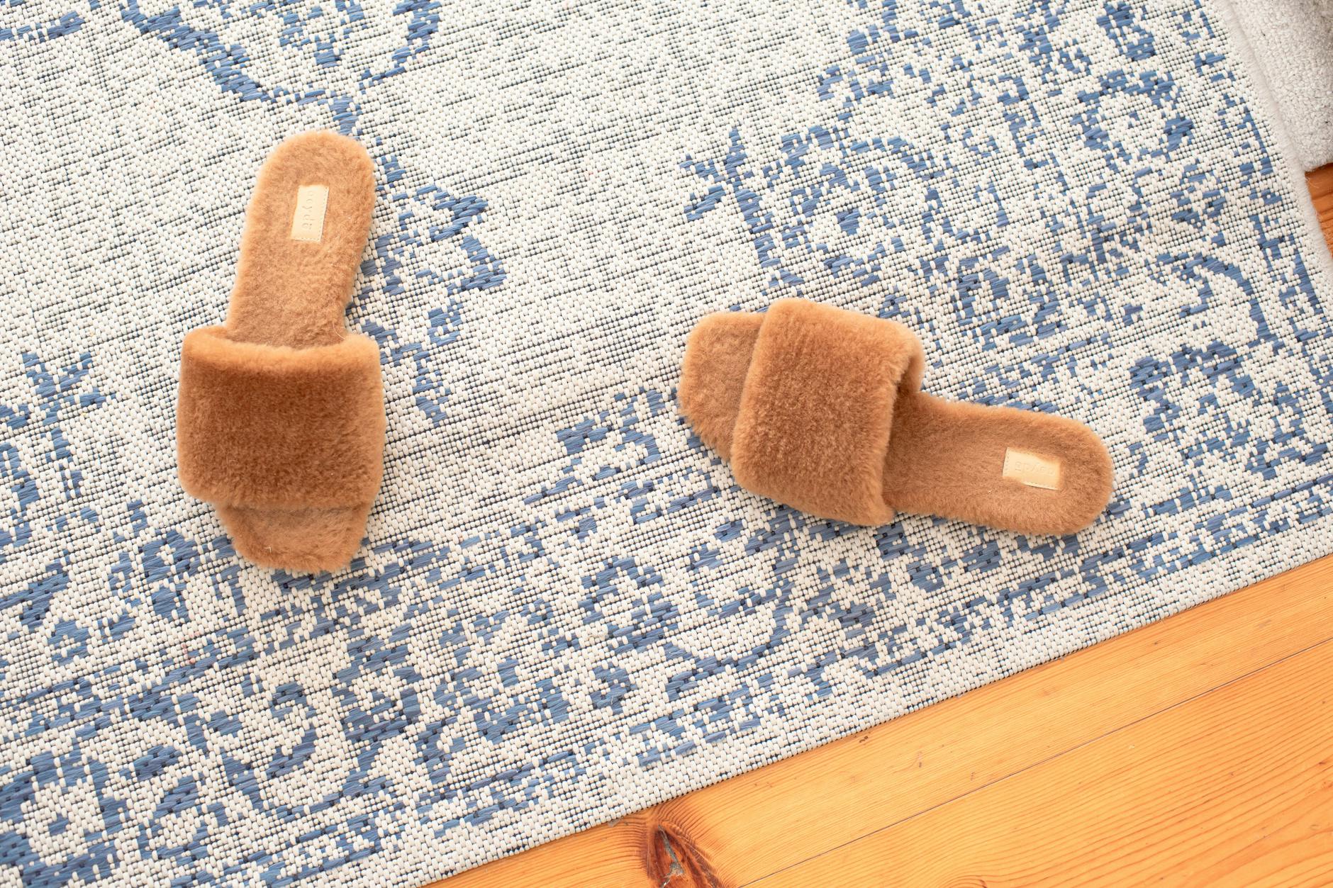 Glamourous und doch gemütlich: Durch die Wohnung schlappt Malaika Raiss gern in Slip-ons von Aeyde.