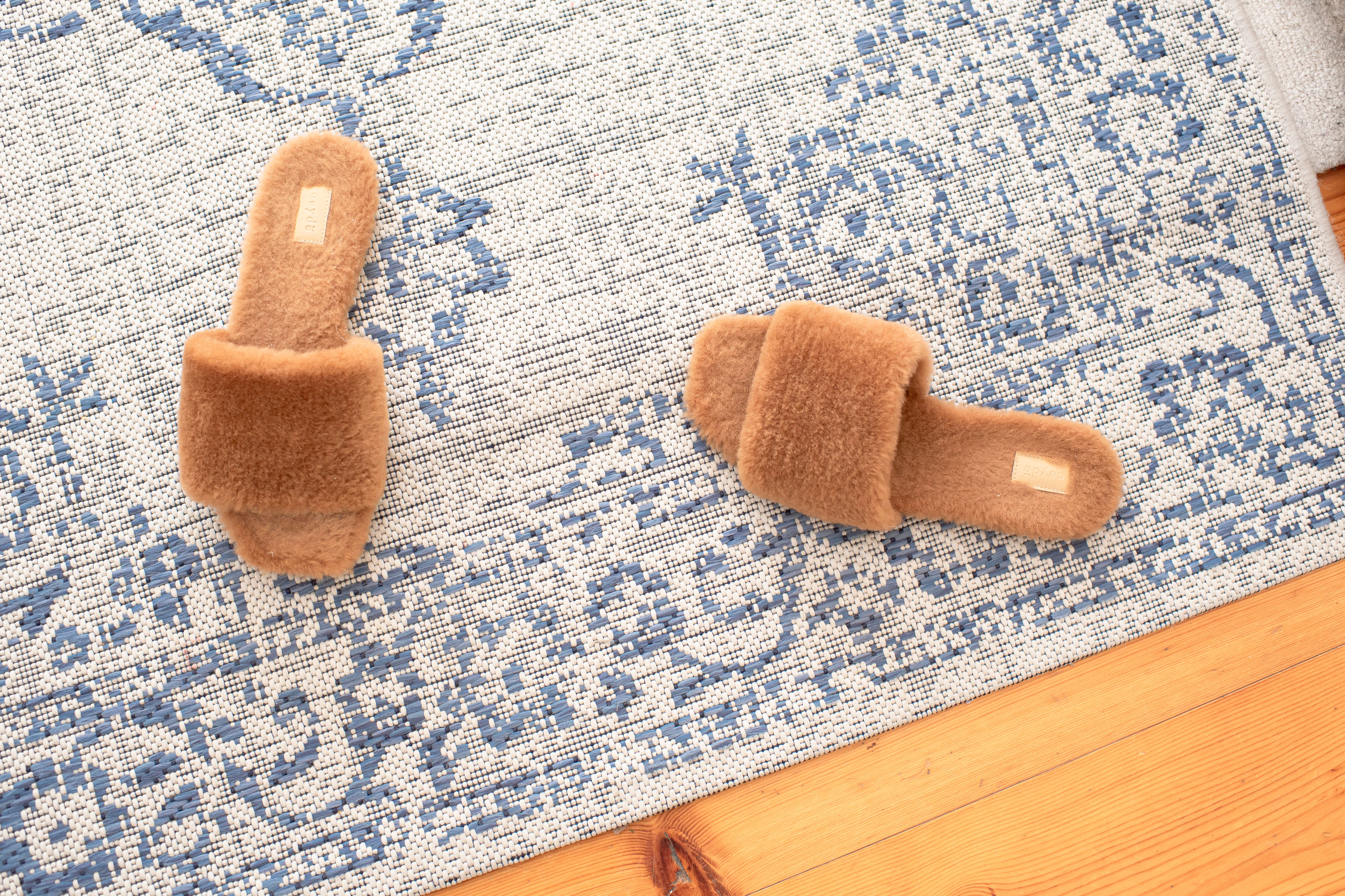 Glamourous und doch gemütlich: Durch die Wohnung schlappt Malaika Raiss gern in Slip-ons von Aeyde.
