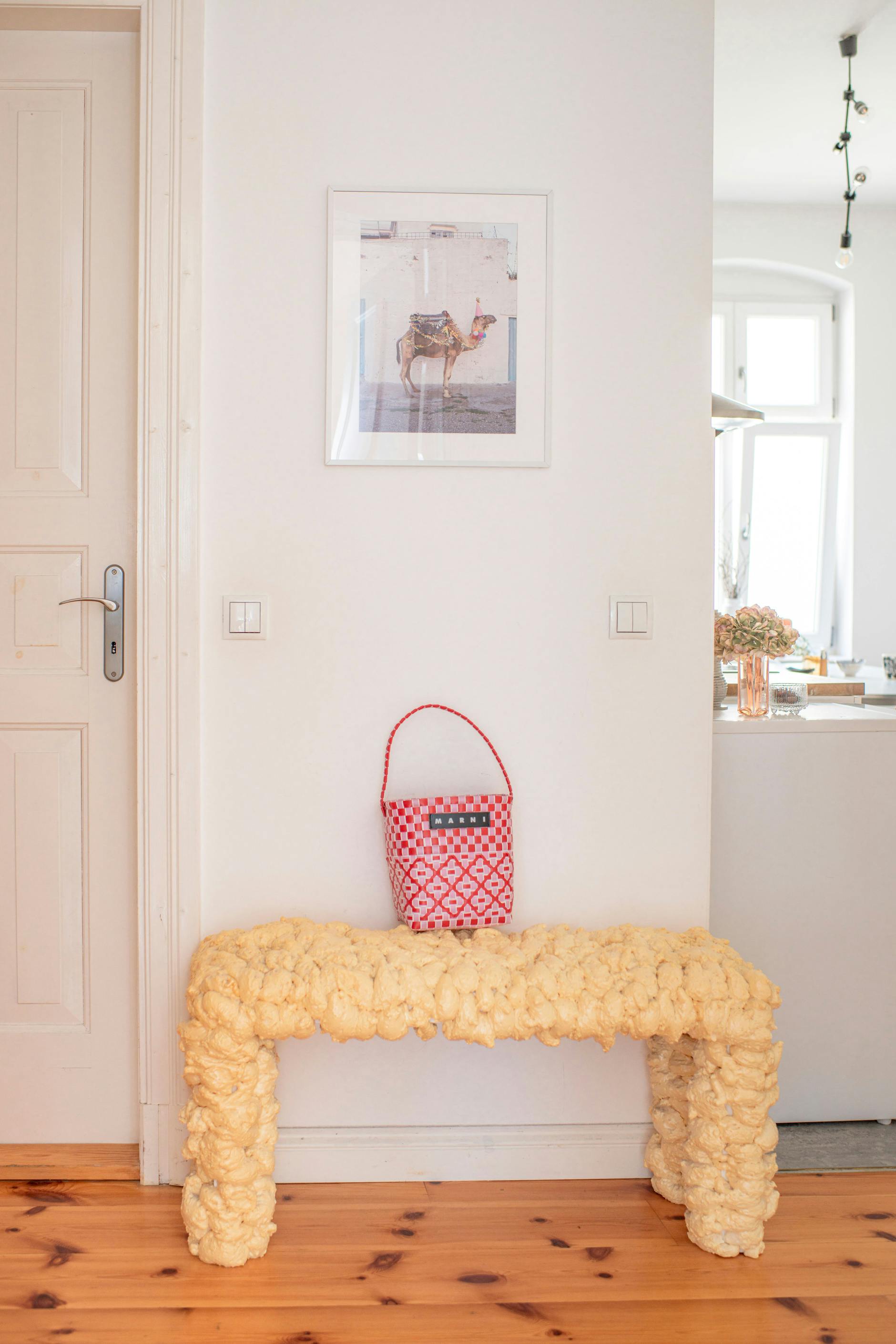 Ein Foto von Sarah Illenberger über der selbstgemachten Bauschaum-Bank.