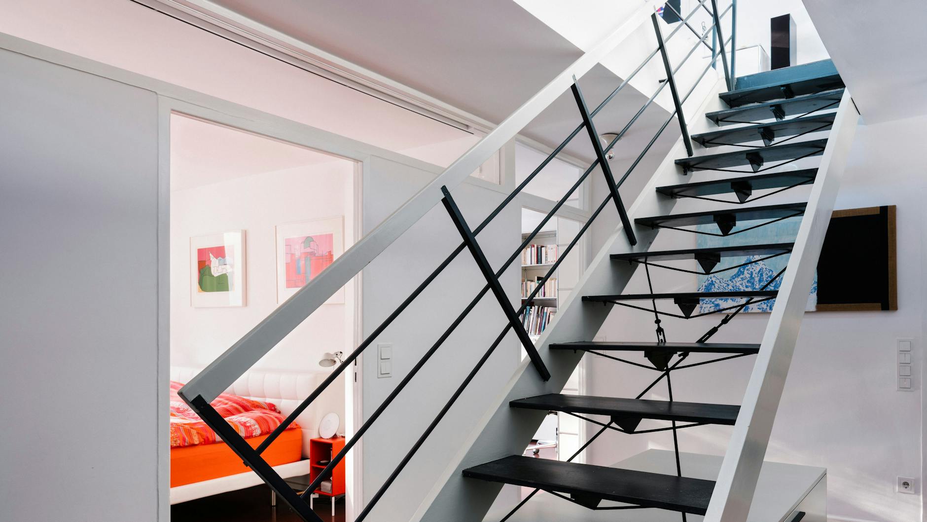 Aus dem Untergeschoss mit Schlaf- und Arbeitszimmer sowie Kammern geht es über die Treppe in den weiten und lichten Wohn-Ess-Küchenbereich.