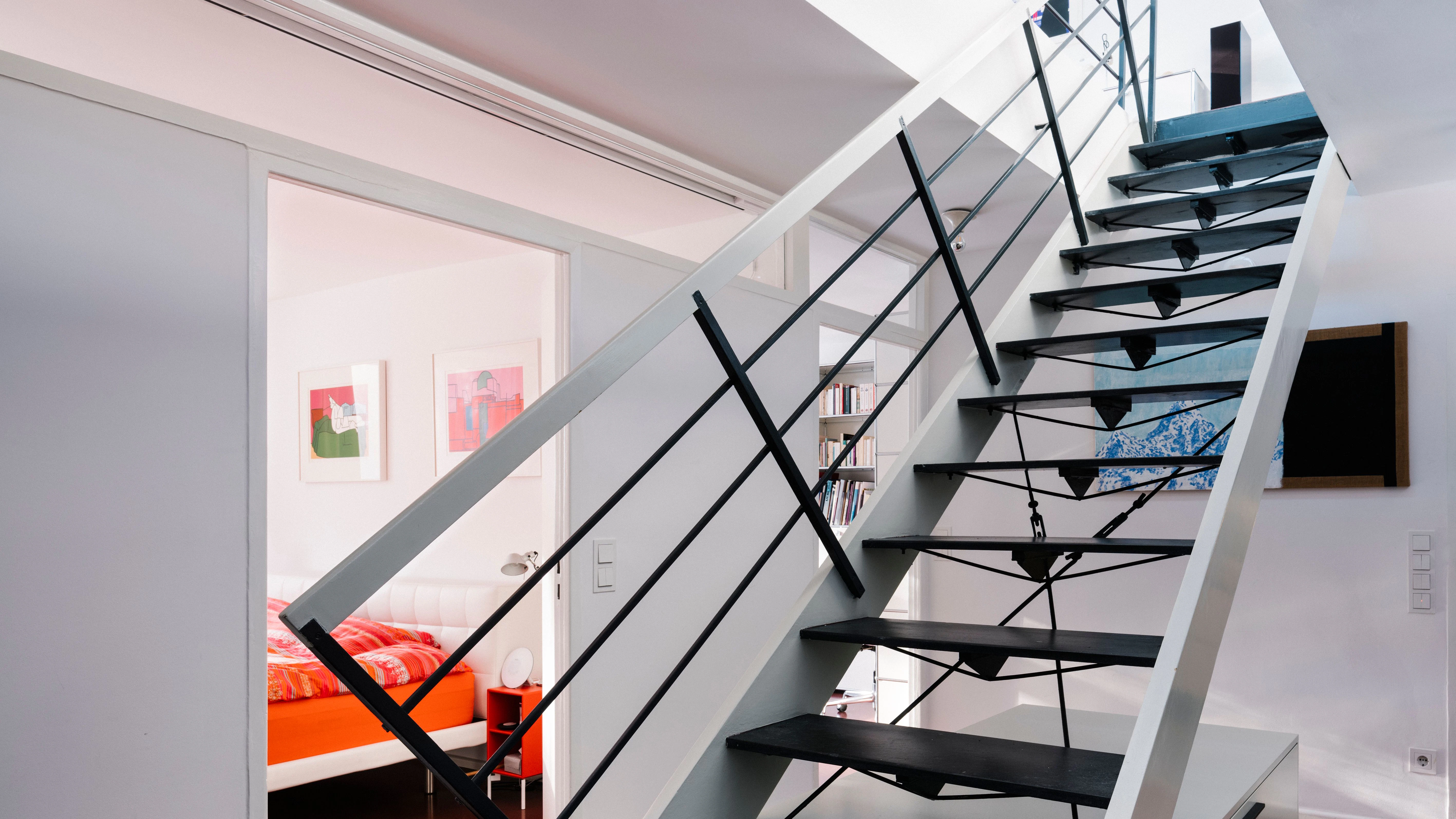 Aus dem&nbsp;Untergeschoss mit&nbsp;Schlaf- und Arbeitszimmer&nbsp;sowie Kammern geht es über die Treppe in den weiten und lichten Wohn-Ess-Küchenbereich.
