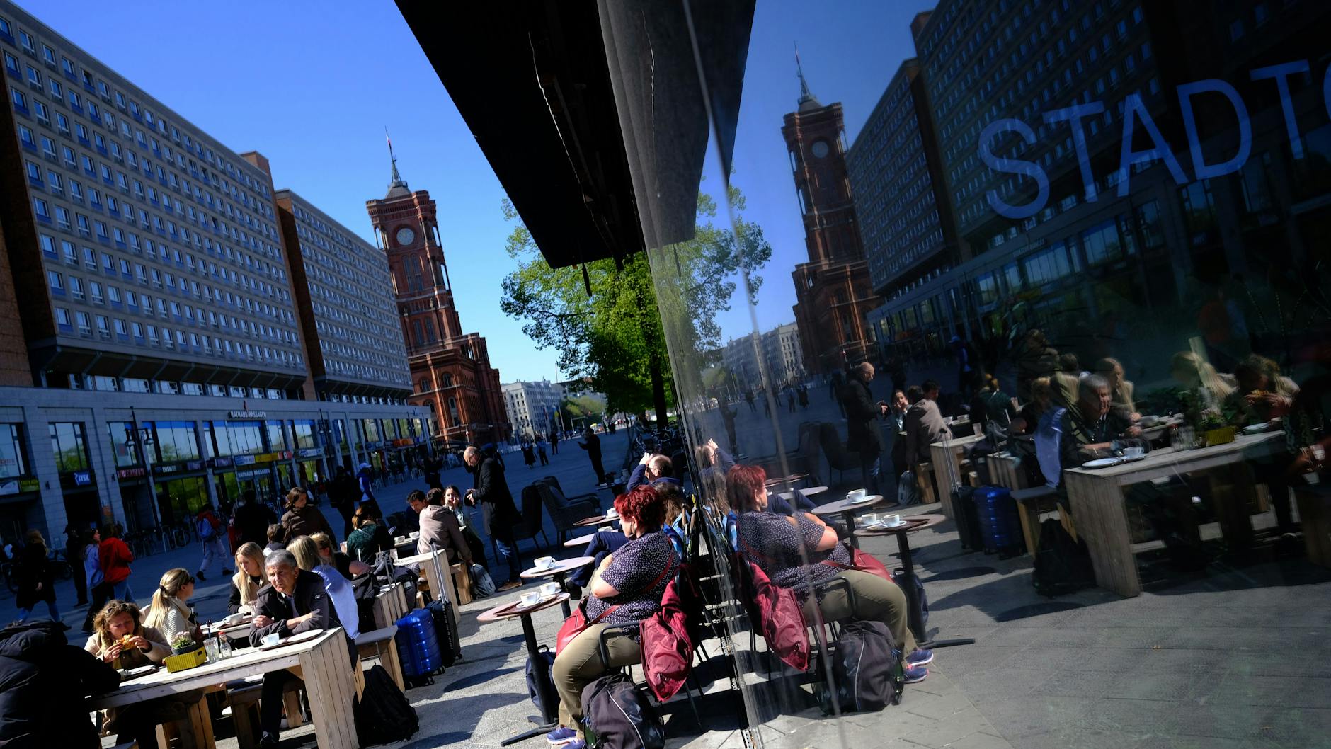 Frühling am Alex: Berliner und Touristen im Café