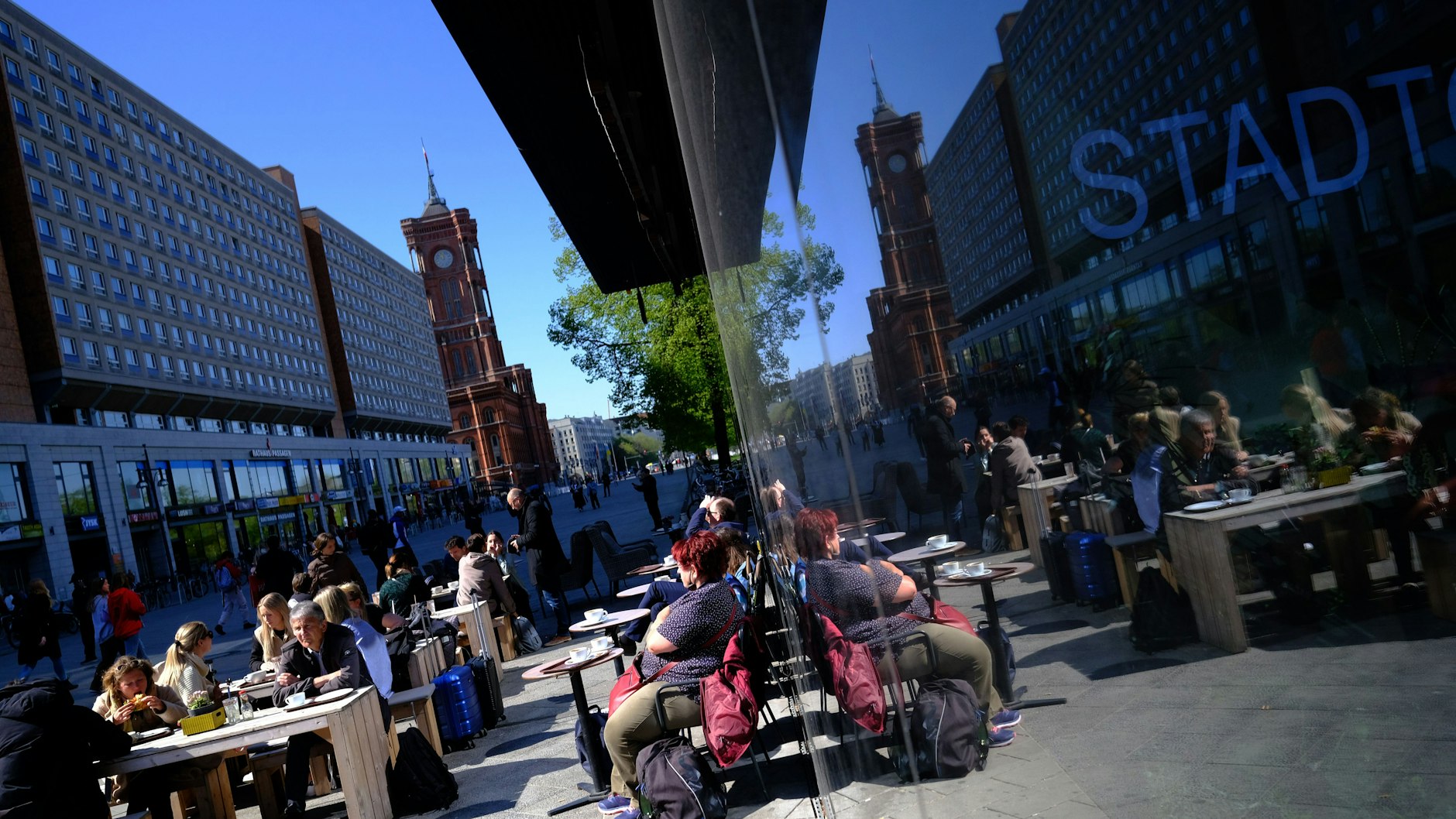 Frühling am Alex: Berliner und Touristen im Café