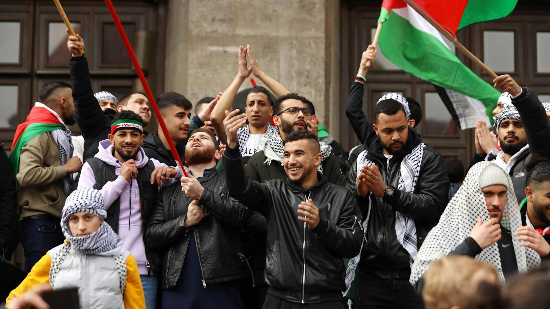 Vor dem Rathaus Neukölln huldigten Demonstranten unter anderem dem Hamas-Führer und forderten die Vernichtung Israels.