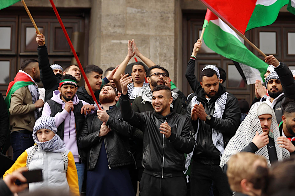 Vor dem Rathaus Neukölln huldigten Demonstranten unter anderem dem Hamas-Führer und forderten die Vernichtung Israels.