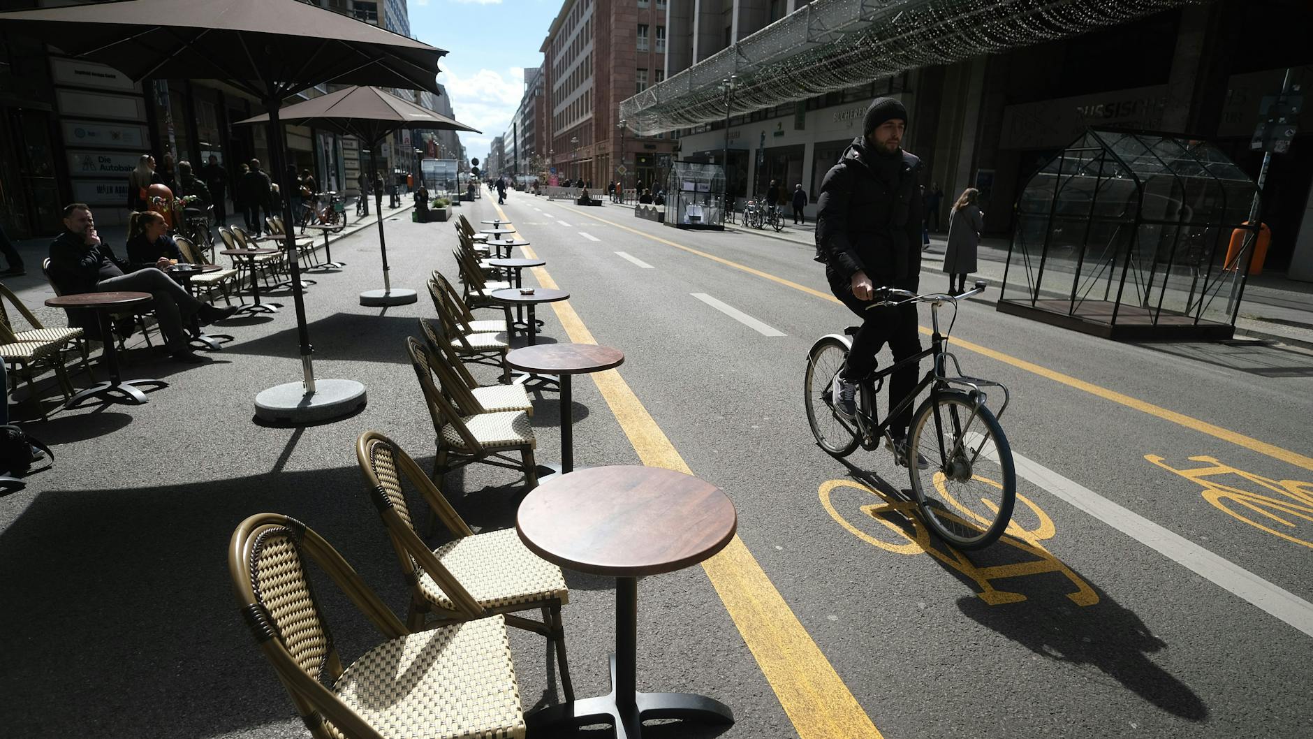 Noch darf auf dem autofreien Teilstück der Friedrichstraße rund um das Warenhaus Galeries Lafayette Rad gefahren werden – aber nicht mehr lange. Der Radfahrstreifen wird entfernt.