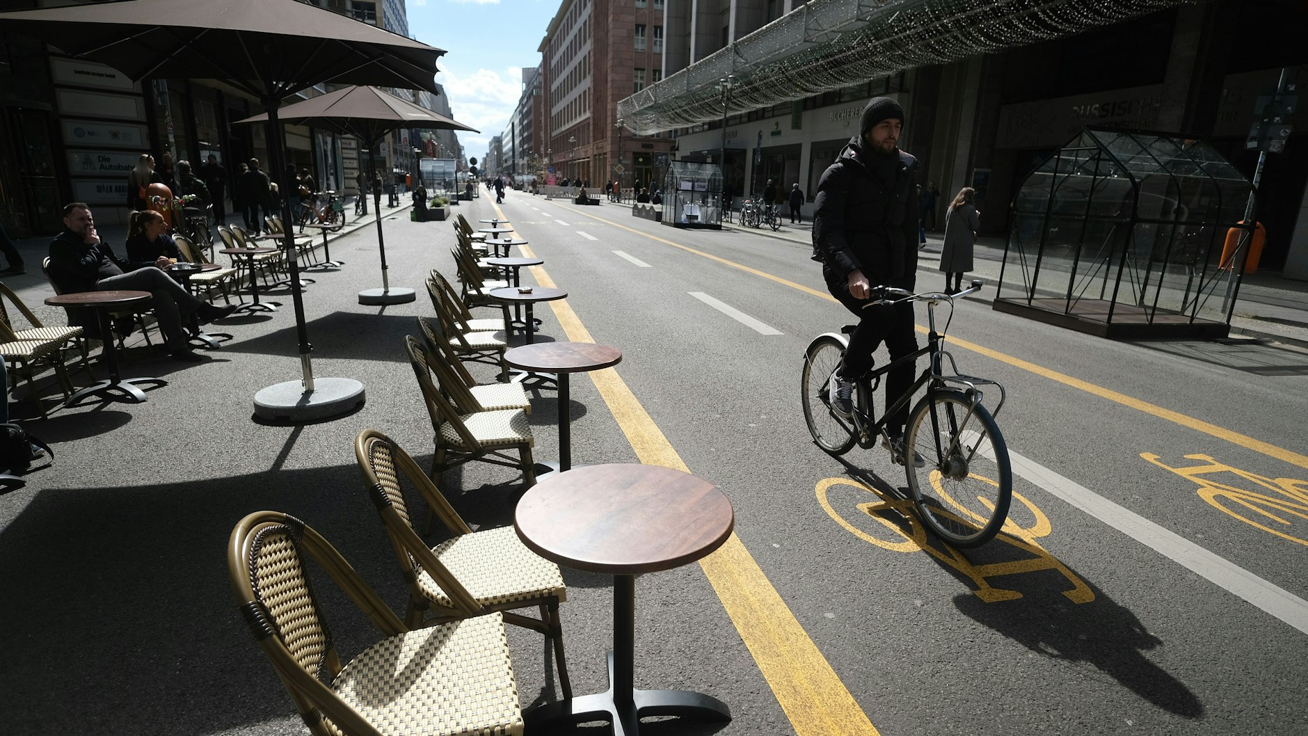 Noch darf auf dem autofreien Teilstück der Friedrichstraße rund um das Warenhaus Galeries Lafayette Rad gefahren werden – aber nicht mehr lange. Der Radfahrstreifen wird entfernt.