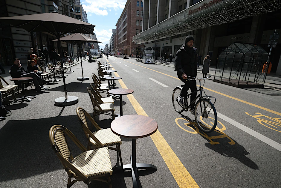 Noch darf auf dem autofreien Teilstück der Friedrichstraße rund um das Warenhaus Galeries Lafayette Rad gefahren werden – aber nicht mehr lange. Der Radfahrstreifen wird entfernt.