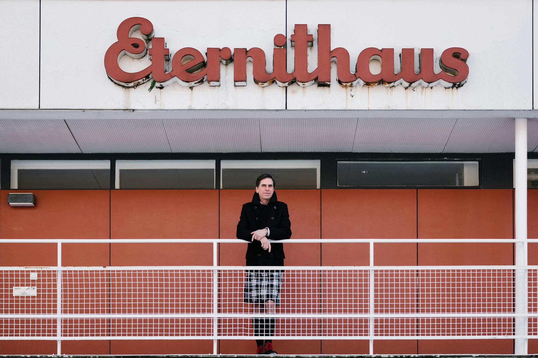 „Ich finde es perfekt, so wie es ist.“ Daniel de Schryver wohnt im denkmalgeschützten Berliner Eternithaus. Der Architekt Paul Baumgarten errichtete es 1957 im Hansaviertel.