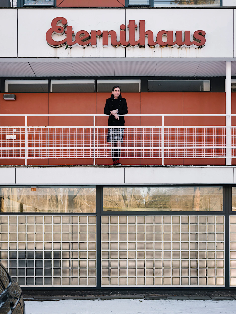 „Ich finde es perfekt, so wie es ist.“ Daniel de Schryver wohnt im denkmalgeschützten Berliner Eternithaus. Der Architekt Paul Baumgarten errichtete es 1957 im Hansaviertel.