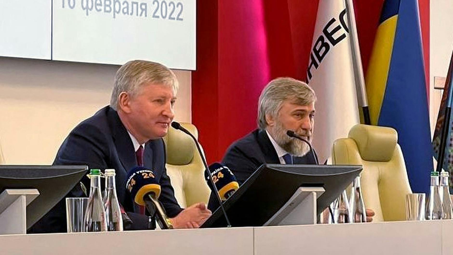 Der ukrainische Oligarch Rinat Achmetow (l.) und der Geschäftsmann Vadim Novinsky (r.) bei einer Konferenz im Asow-Stahlwerk in Mariupol.
