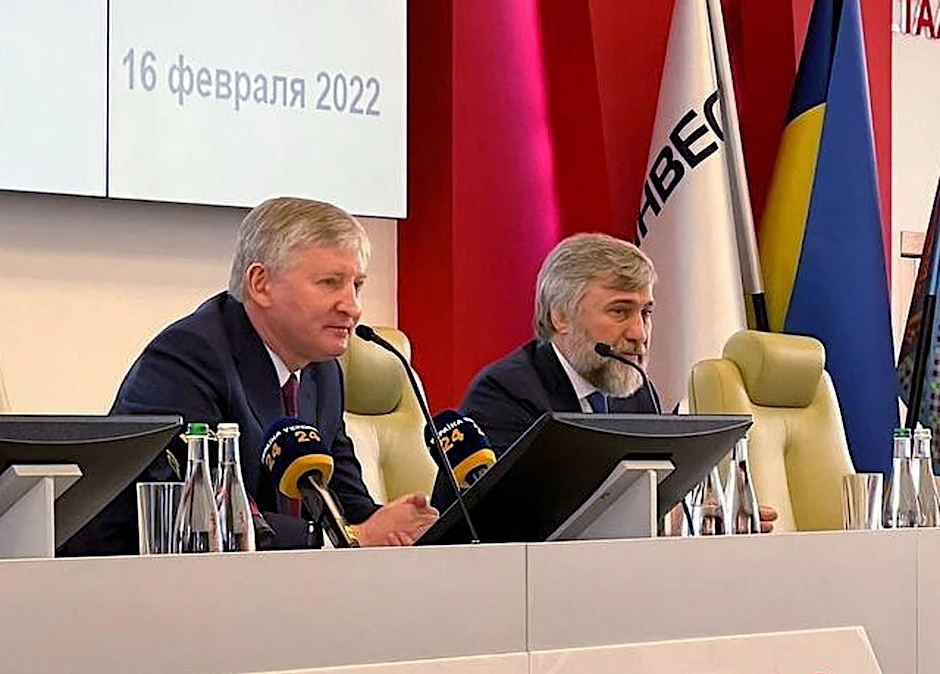 Der ukrainische Oligarch Rinat Achmetow (l.) und der Geschäftsmann Vadim Novinsky (r.) bei einer Konferenz im Asow-Stahlwerk in Mariupol.