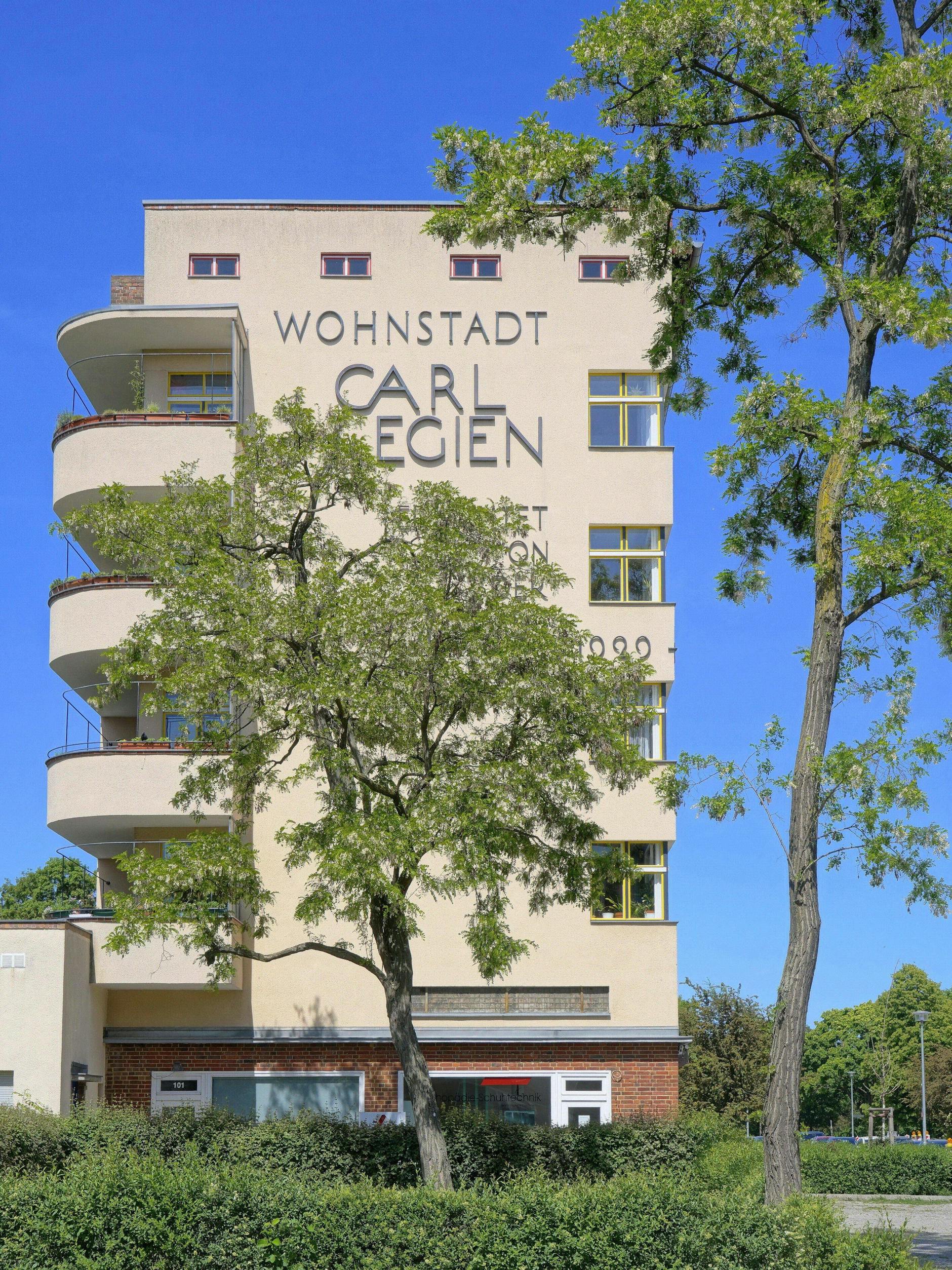 Die Wohnstadt Carl Legien aus den Jahren 1929/30 liegt im Bezirk Pankow. Gebaut wurde sie nach den Plänen der Architekten Bruno Taut und Franz Hillinger.