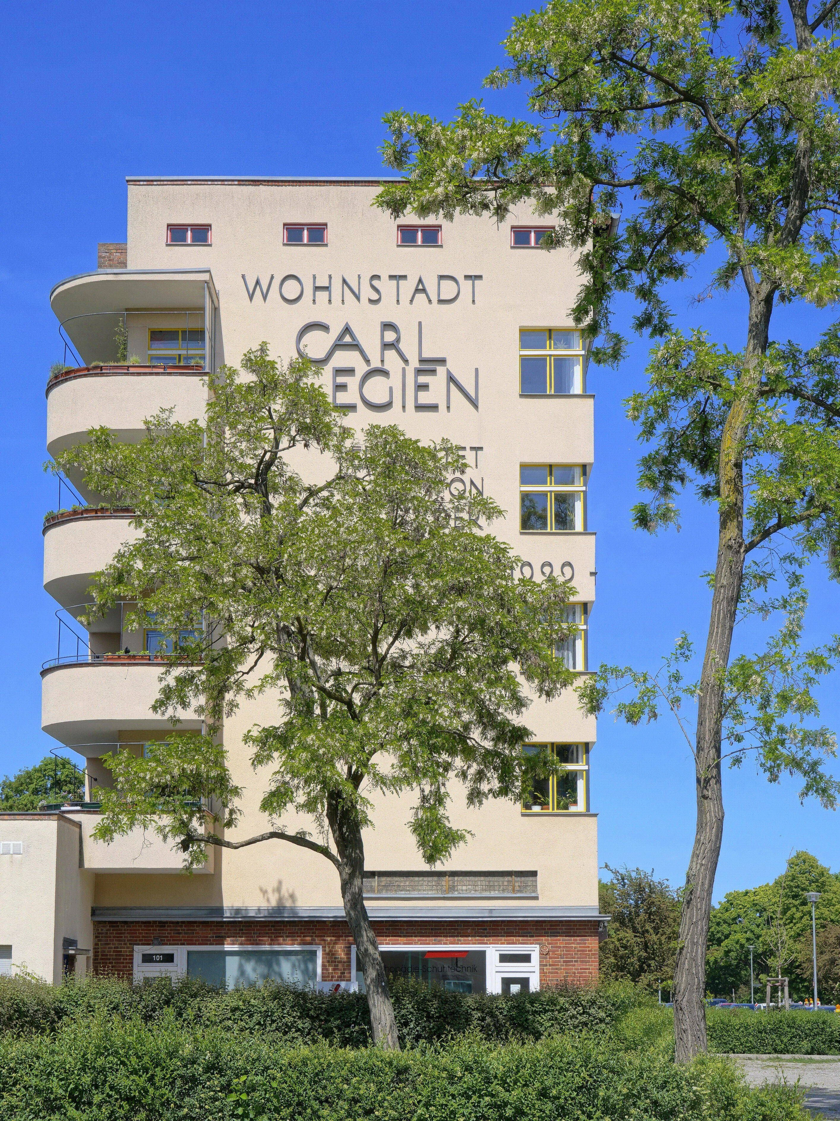 Die Wohnstadt Carl Legien aus den Jahren 1929/30 liegt im Bezirk Pankow. Gebaut wurde sie nach den Plänen der Architekten Bruno Taut und Franz Hillinger.