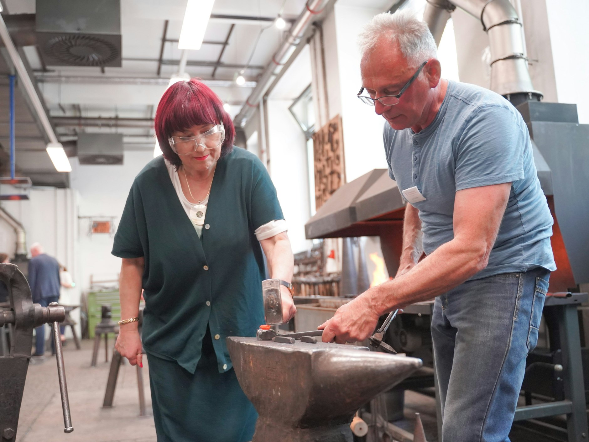 Die Bildungssenatorin in der Lehrschmiede: Gemeinsam mit dem Lehrer Frank Stiehler macht sie einen Nagel mit Kopf.