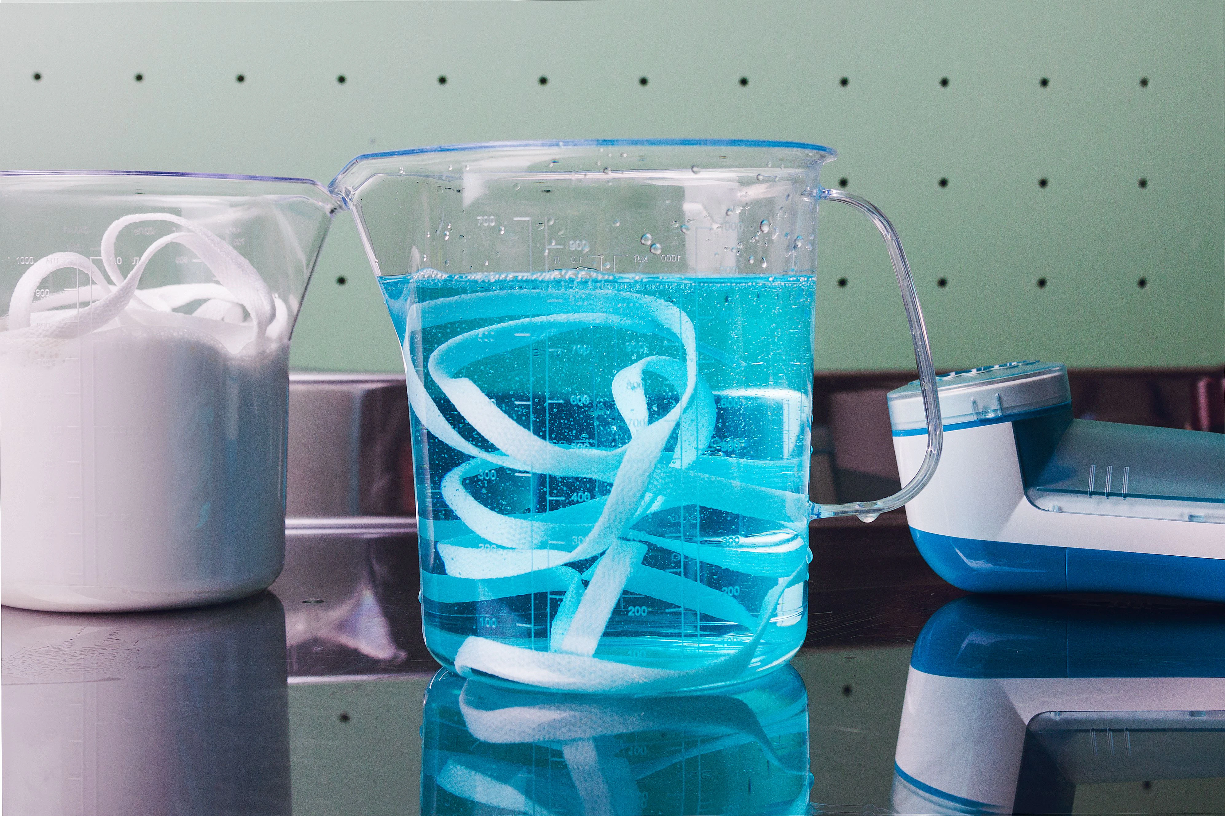 Besser so: Die Reinigungsmittel bei Sole Fresh, hier für Schnürsenkel, sind mit dem Blauen Engel zertifiziert.