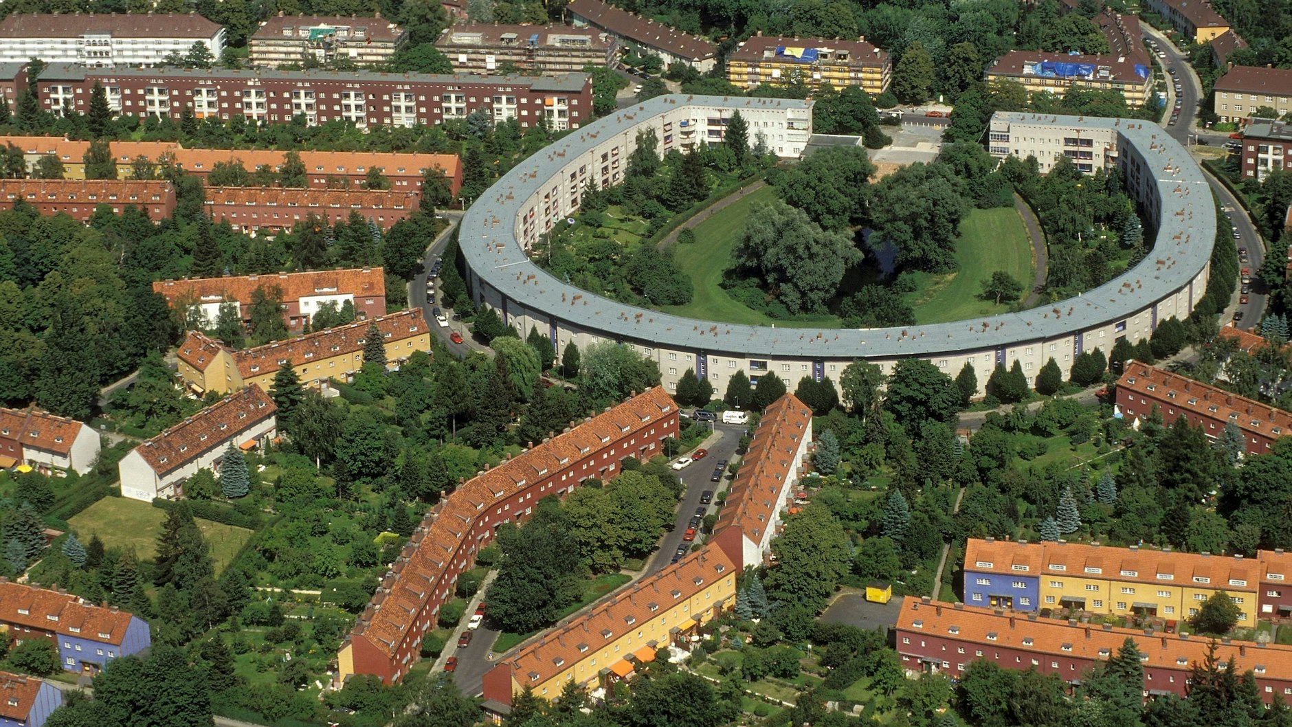 Die Hufeisensiedlung im Neuköllner Ortsteil Britz entstand nach den Plänen der Architekten Bruno Taut und Martin Wagner in den Jahren 1925 bis 1930.