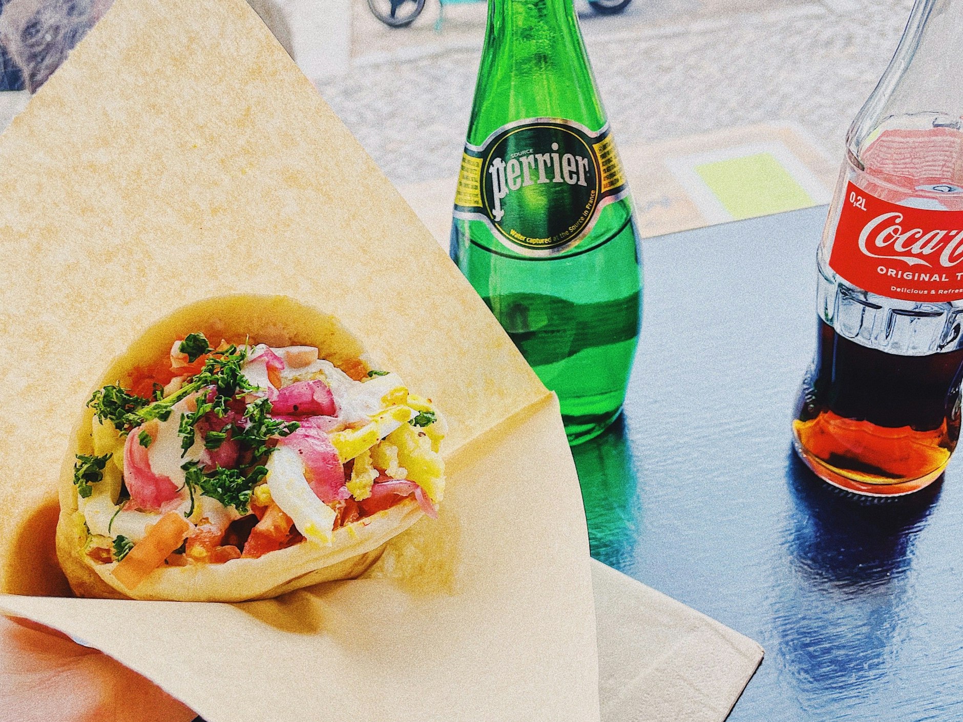 Eine warme Tasche voller Glück für den Frieden – und ein Schluck Perrier: Das Goldadelux ist eine Umarmung von innen und eine Neubewertung wert.