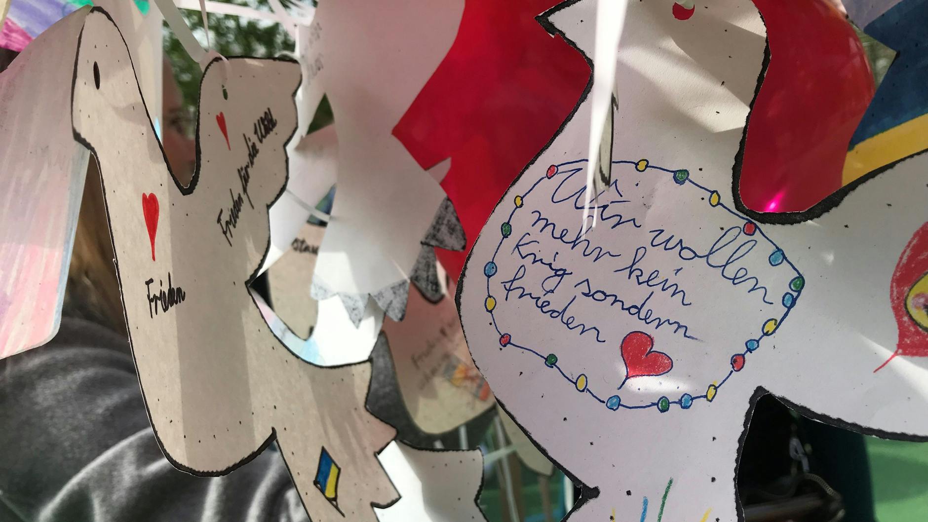 Der Wunsch nach Frieden ist unüberhörbar. Auf weiße Tauben an Ballons haben die Kinder ihre Gedanken geschrieben.