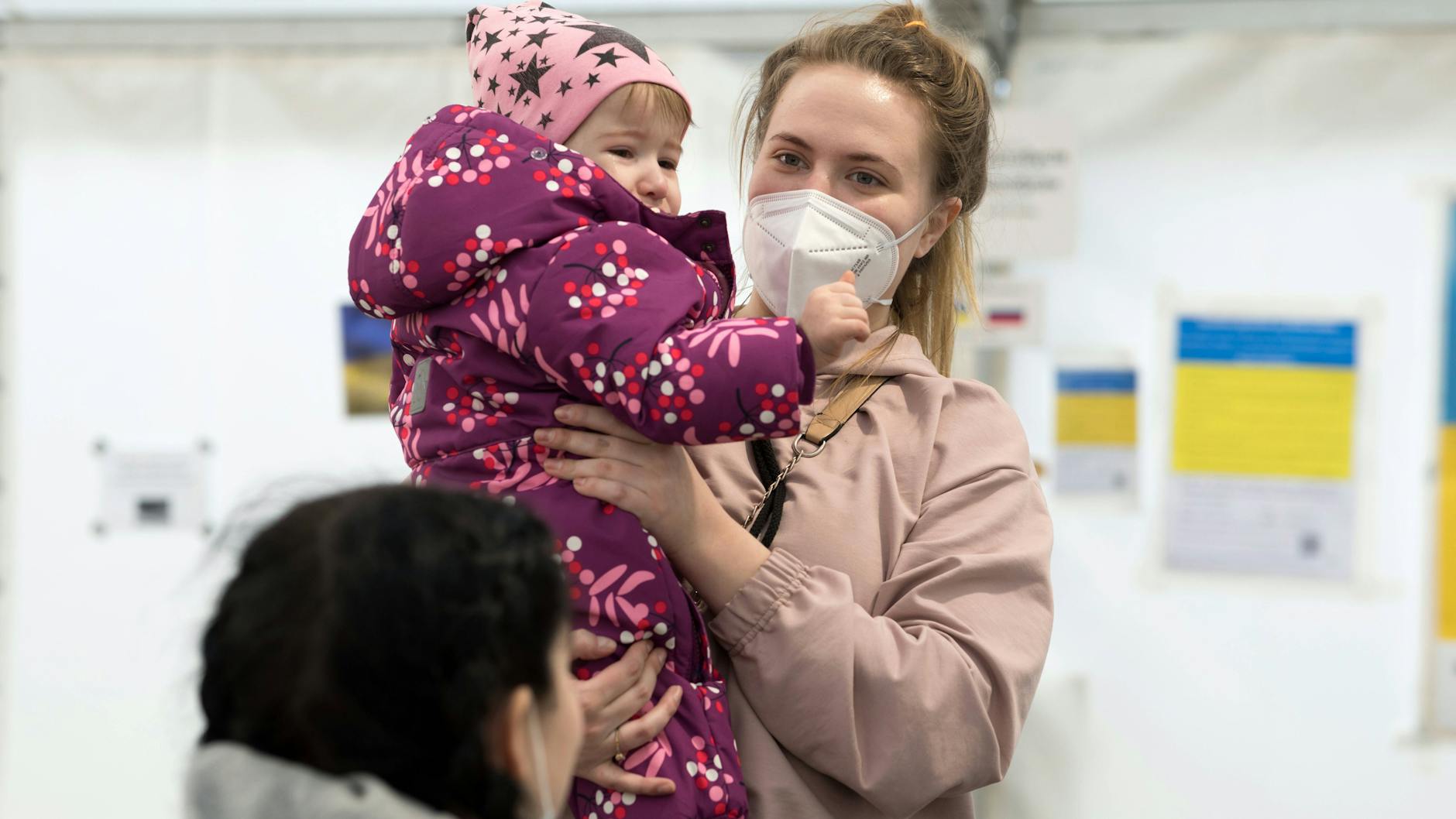 Frau aus der Ukraine am Berliner Hauptbahnhof (Archivbild).