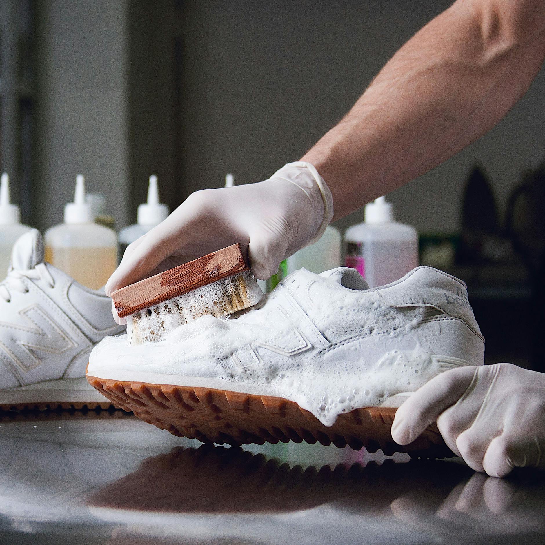 Sneaker in die Waschmaschine? Warum der Gang zur Berliner Trockenreinigung besser ist