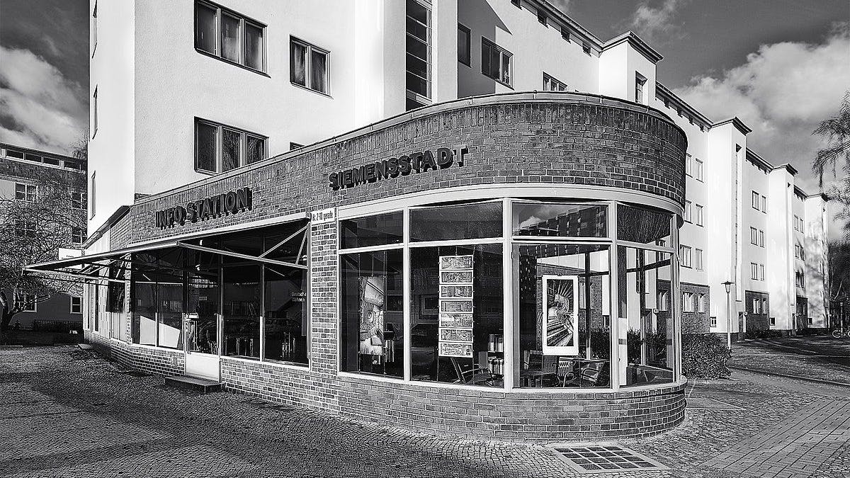 Die Ringsiedlung Siemensstadt wurde von 1929 bis 1934 errichtet, sie liegt in den Bezirken Charlottenburg-Wilmersdorf und Spandau. Die Info-Station bietet Führungen an.