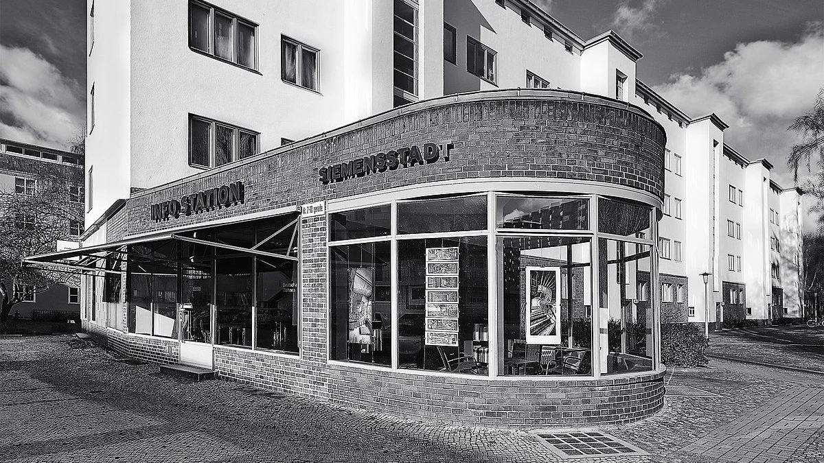 Die Ringsiedlung Siemensstadt wurde von 1929 bis 1934 errichtet, sie liegt in den Bezirken Charlottenburg-Wilmersdorf und Spandau. Die Info-Station bietet Führungen an.
