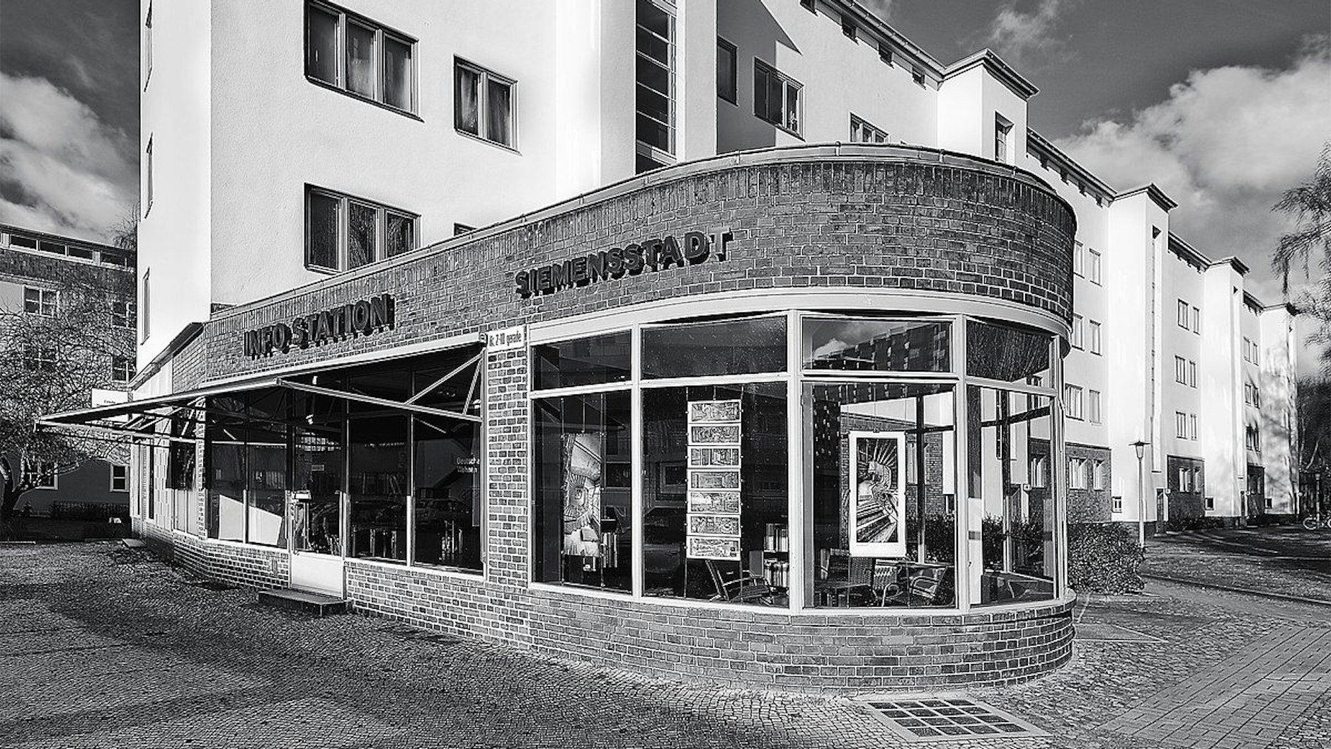 Die Ringsiedlung Siemensstadt wurde von 1929 bis 1934 errichtet, sie liegt in den Bezirken Charlottenburg-Wilmersdorf und Spandau. Die Info-Station bietet Führungen an.