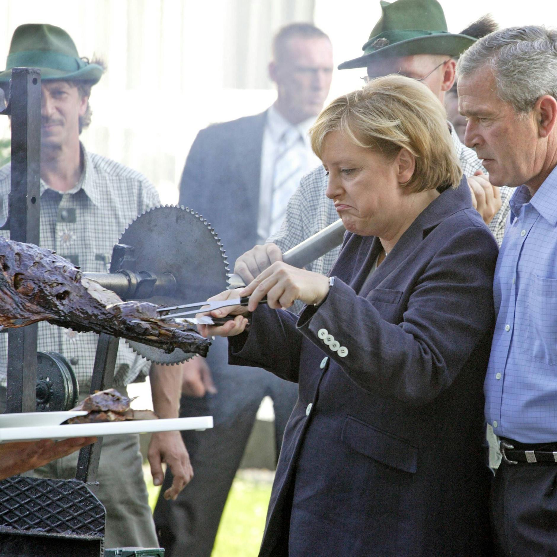 Jeder grillt gerne, auch die Mächtigen: Angela Merkel und Ex-US-Präsident George W. Bush grillen ein Spanferkel in Trinwillershagen.