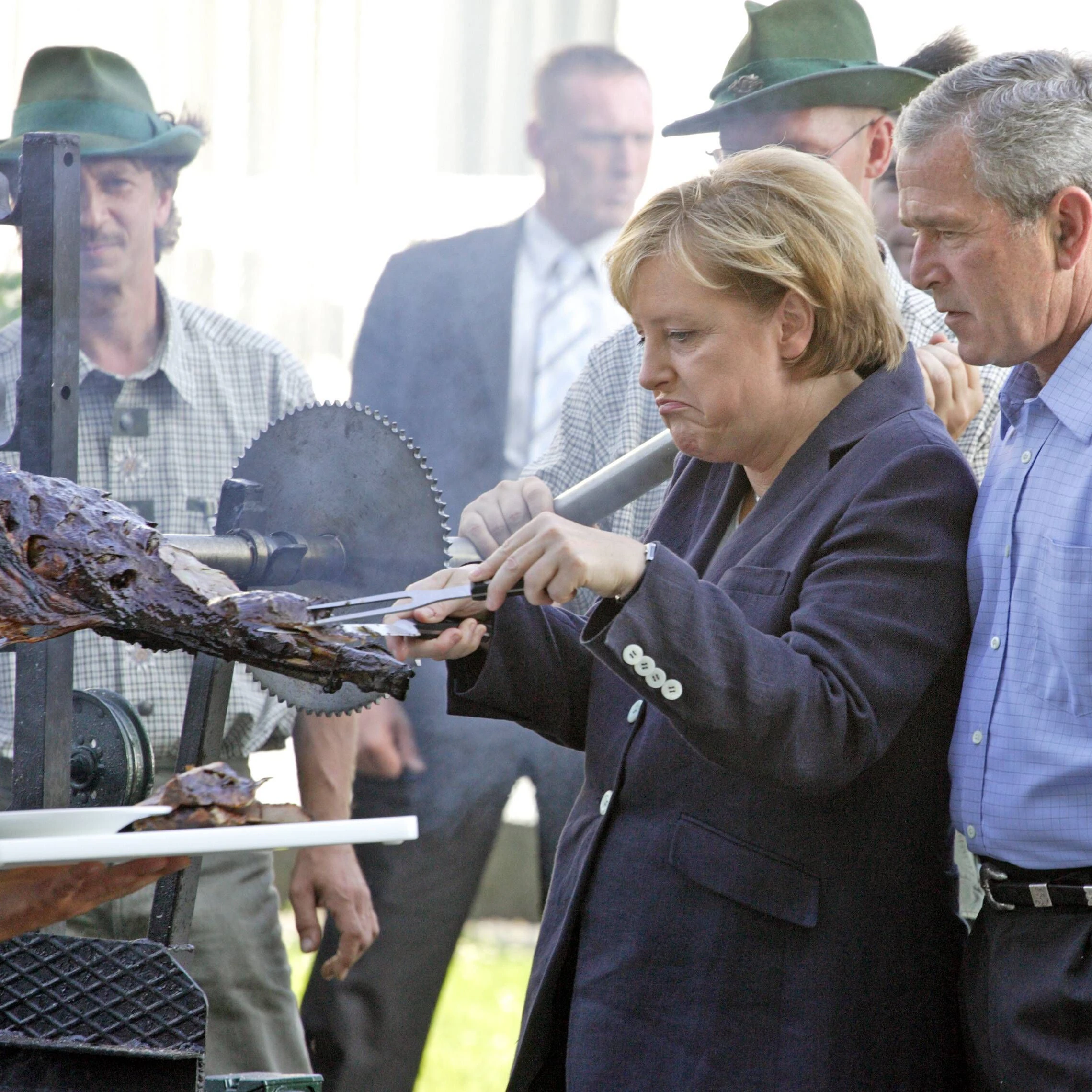 Jeder grillt gerne, auch die Mächtigen: Angela Merkel und Ex-US-Präsident George W. Bush grillen ein Spanferkel in&nbsp;Trinwillershagen.