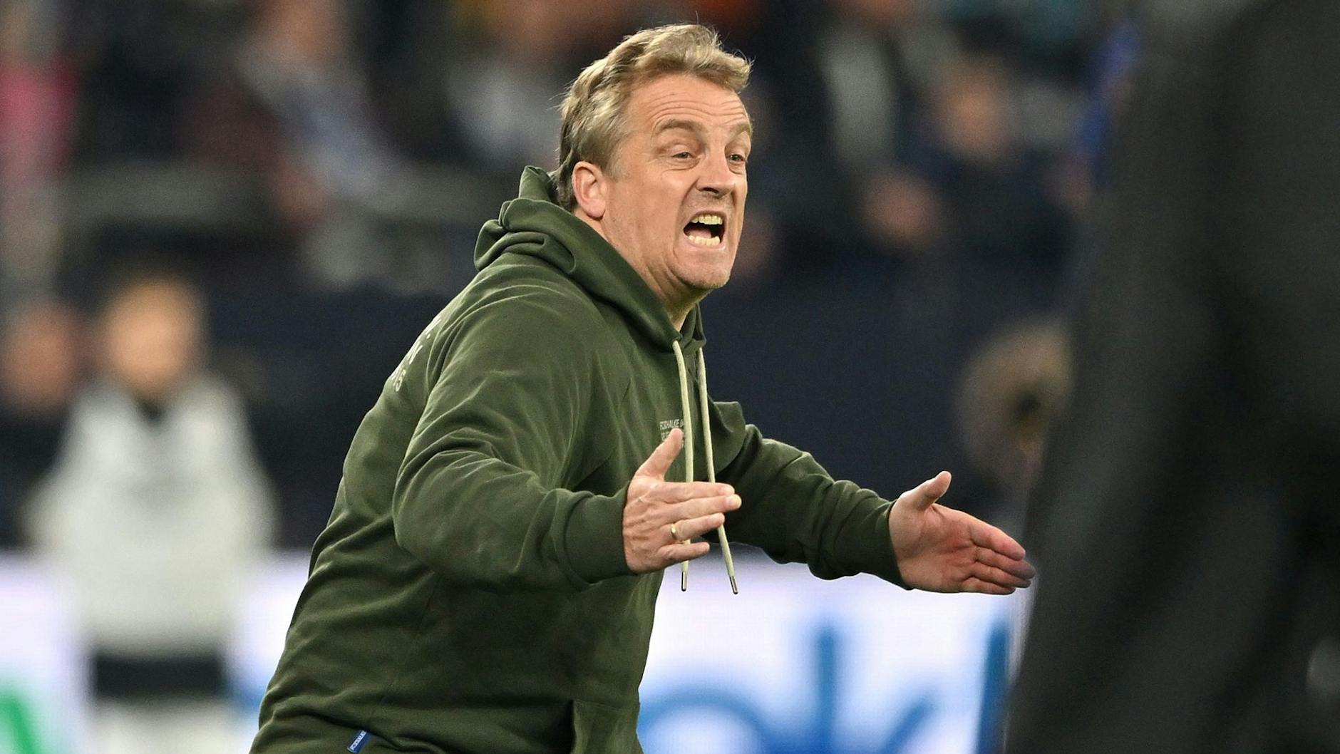 Mike Büskens hat alle seine fünf Spiele als Trainer mit dem FC Schalke 04 gewonnen und gönnt der Mannschaft eine Aufstiegsfeier.