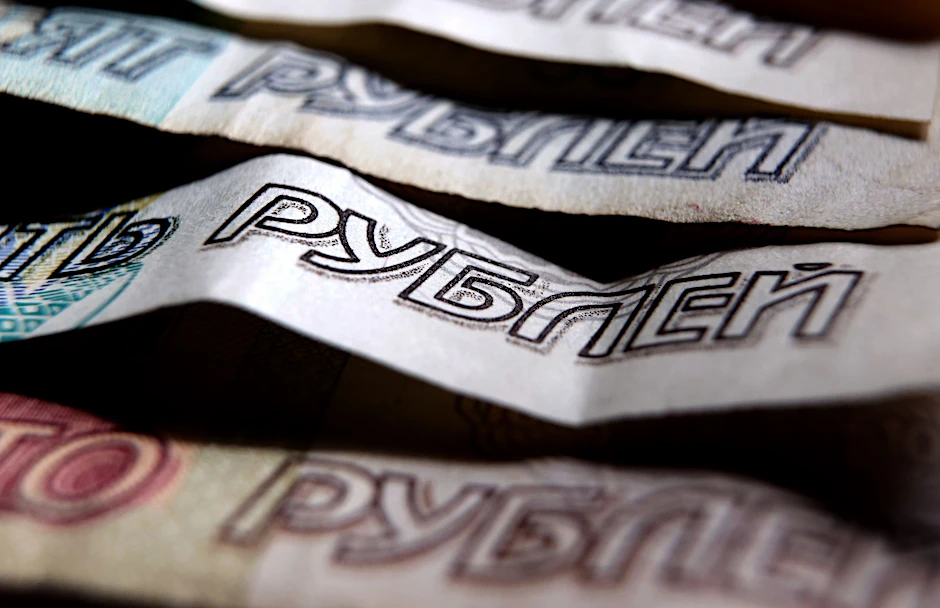 Das russische Wort für Rubel ist auf verschiedenen Rubel-Banknoten zu lesen.