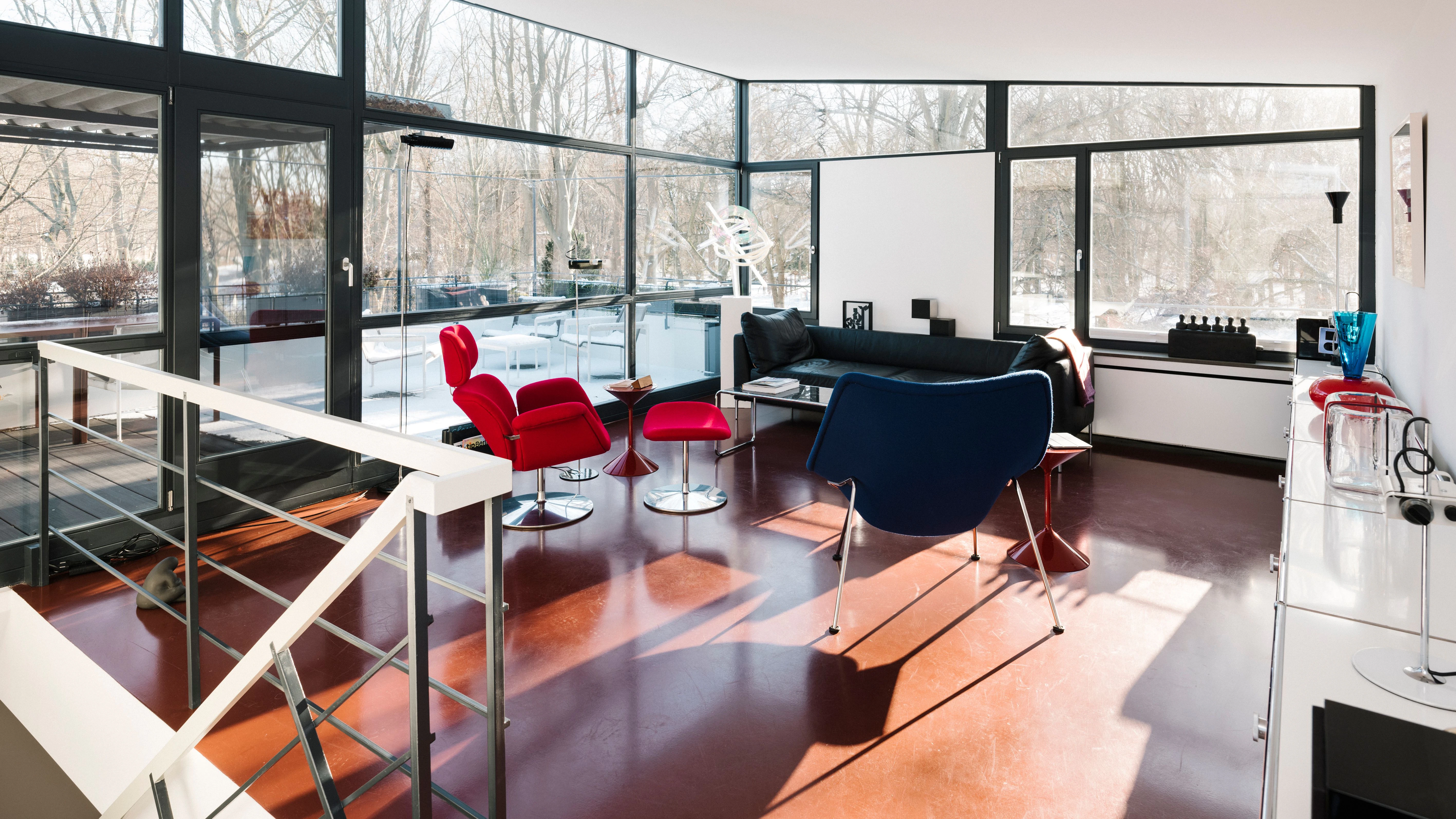 Eine Wohnung, die es gut meint mit ihrem Bewohner. Viel Sonnenlicht strömt durch die kleinen und großen Fenster in die Räume. Von der Terrasse ist die Siegessäule zu sehen.