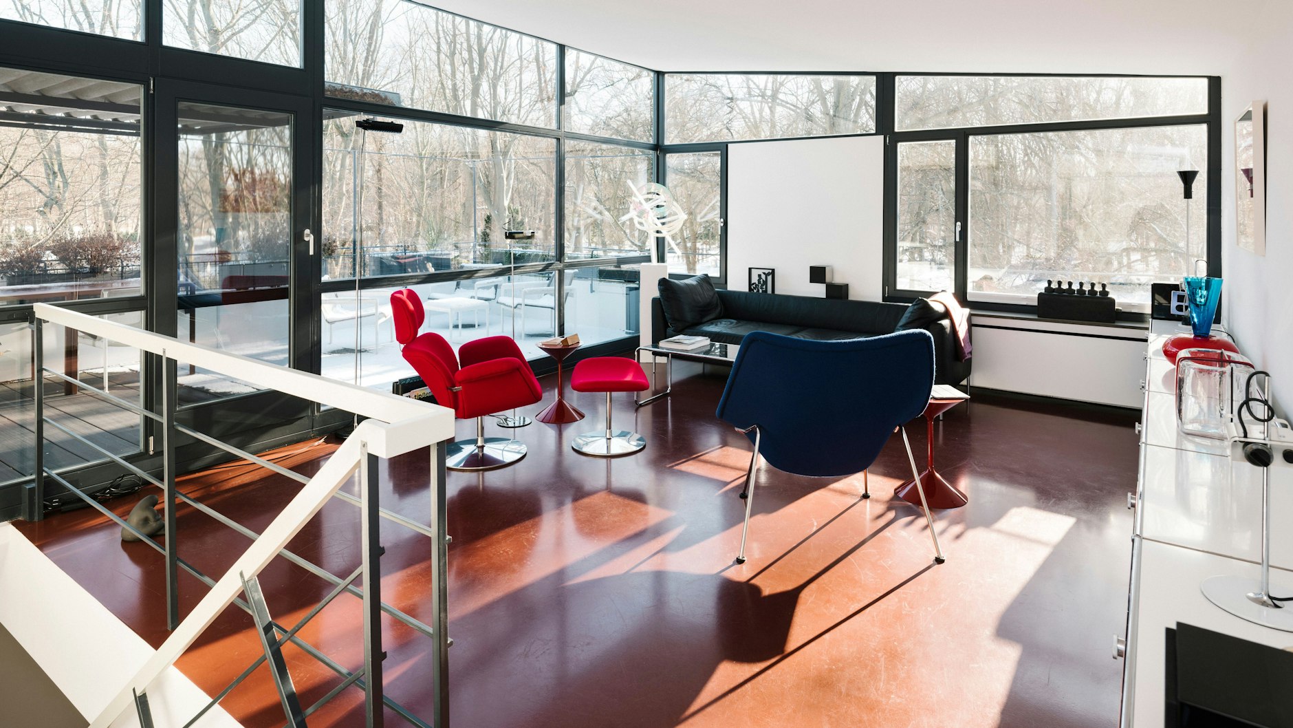 Eine Wohnung, die es gut meint mit ihrem Bewohner. Viel Sonnenlicht strömt durch die kleinen und großen Fenster in die Räume. Von der Terrasse ist die Siegessäule zu sehen.