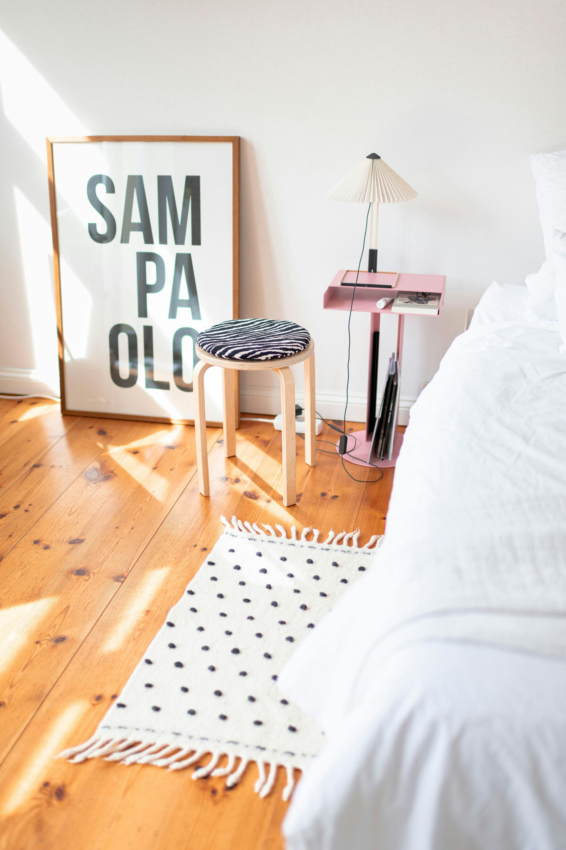 Der Nachttisch kommt von New Tendency, der Hocker von Artek.