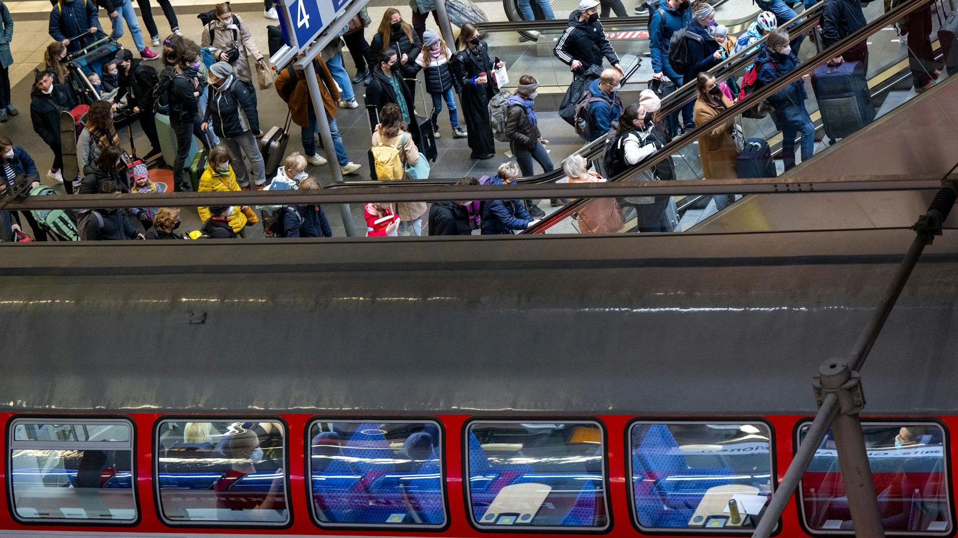 Zahlreiche Reisende steigen aus einem Regionalzug im Hauptbahnhof aus.