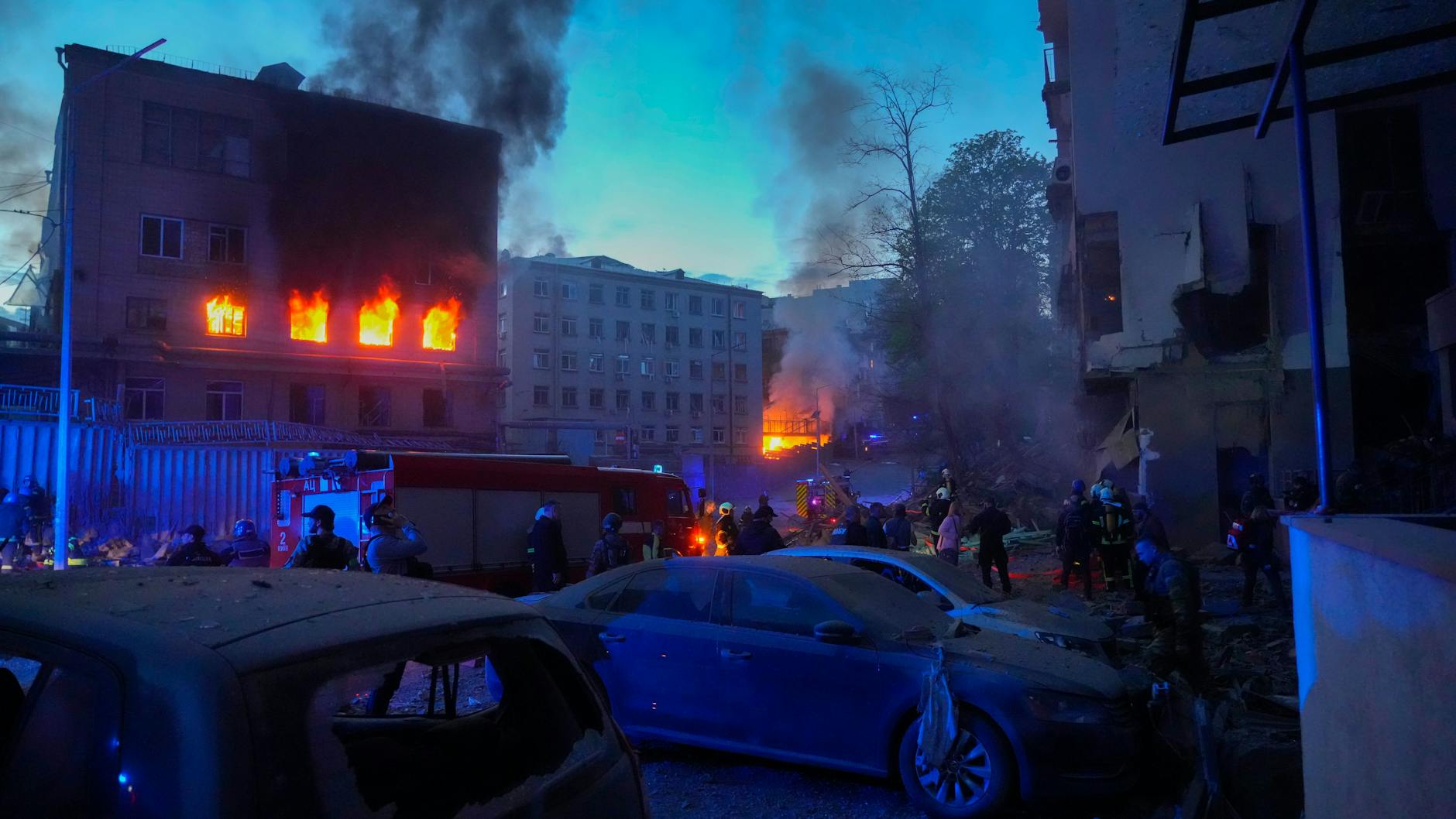 Feuerwehrleute löschen einen Brand nach einem russischen Raketenangriff in Kiew. Während des Besuchs von UN-Generalsekretär Guterres hat es in der Nähe des Kiewer Stadtzentrums mehrere Explosionen gegeben.