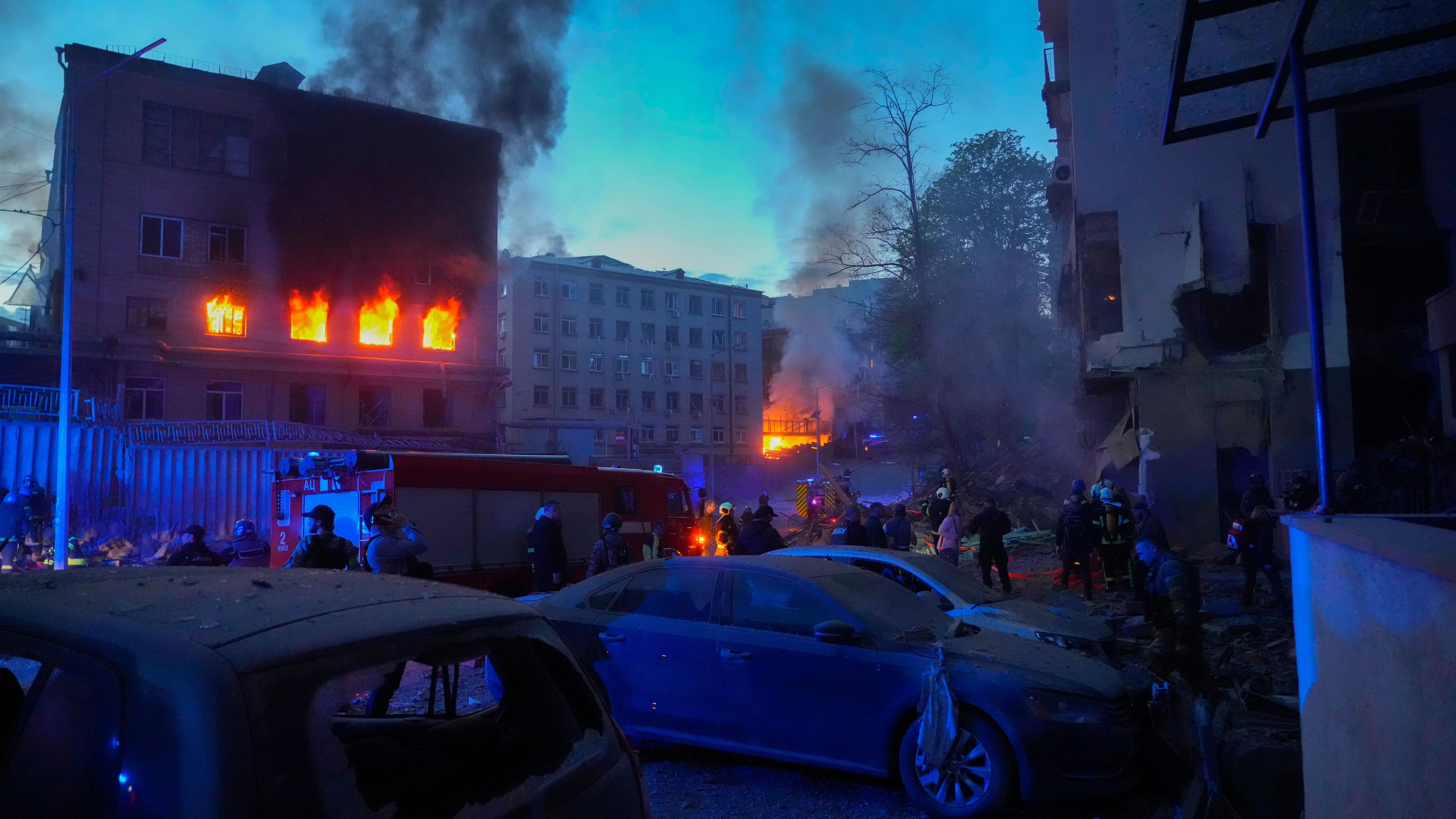 Feuerwehrleute löschen einen Brand nach einem russischen Raketenangriff in Kiew. Während des Besuchs von UN-Generalsekretär Guterres hat es in der Nähe des Kiewer Stadtzentrums mehrere Explosionen gegeben. 