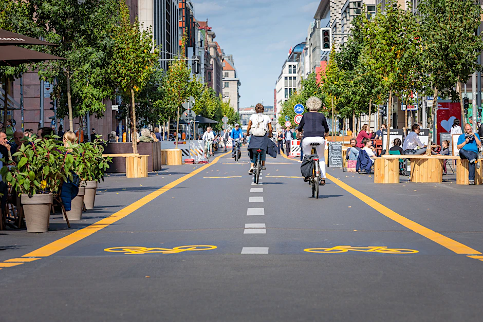 Im nächsten Schritt der Versuchsanordnung „autofreie Friedrichstraße“ soll die Einkaufsmeile auch für Radfahrer gesperrt werden.