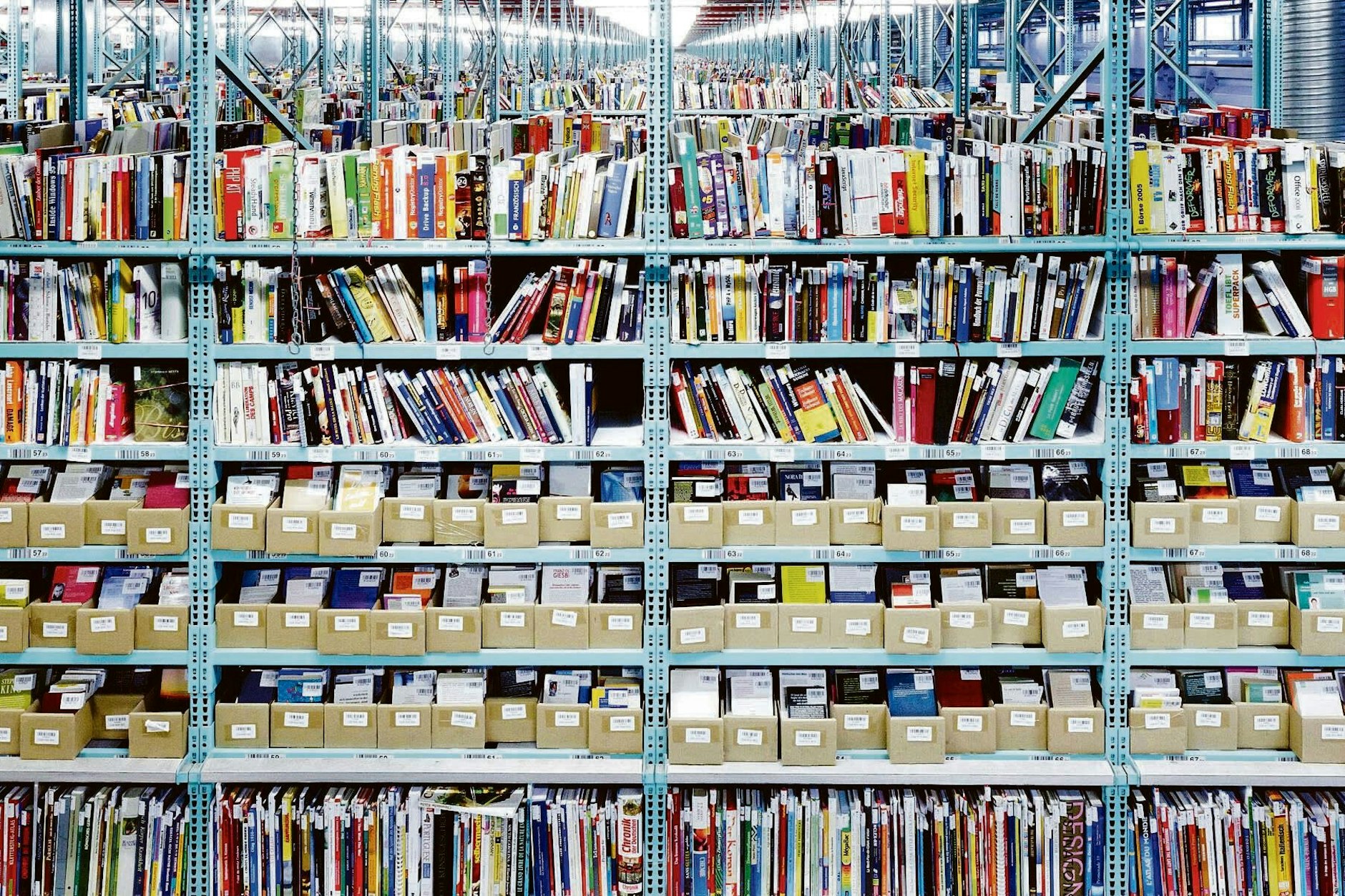 Eines der riesigen Lager von Momox, wo gebrauchte Ware für den Weiterverkauf vorbereitet wird.